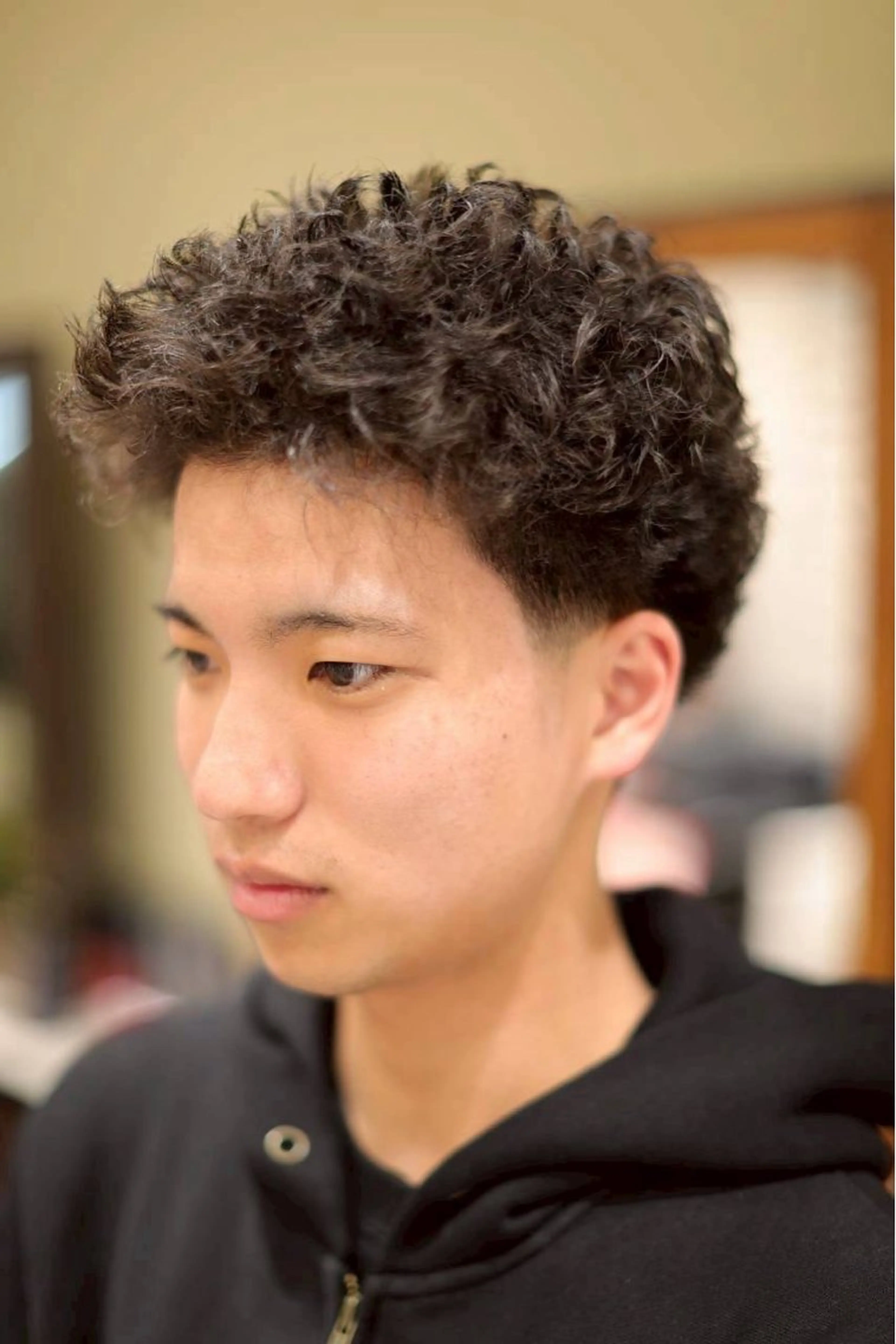 ミディアム パーマ メンズ ミディアムパーマ フェードカット メンズパーマ カット パーマ メンズカット✂️/ パーマ🪢/金敷幸作のヘアスタイル