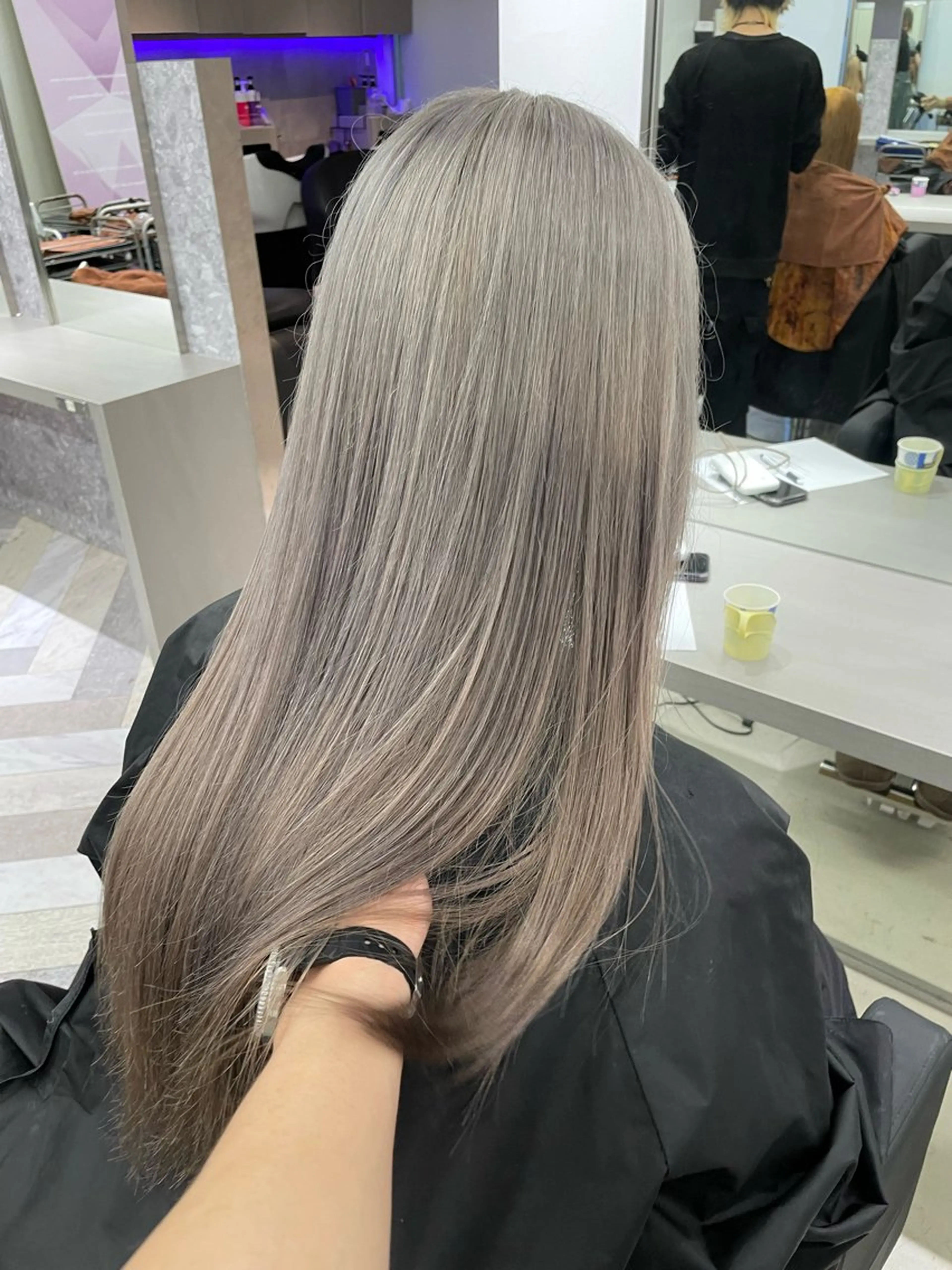 ロング カラー ヘアアレンジ ブリーチ シルバー ヘアカラー トリートメント 🎗秋山勇/ GEAR.代表のヘアスタイル