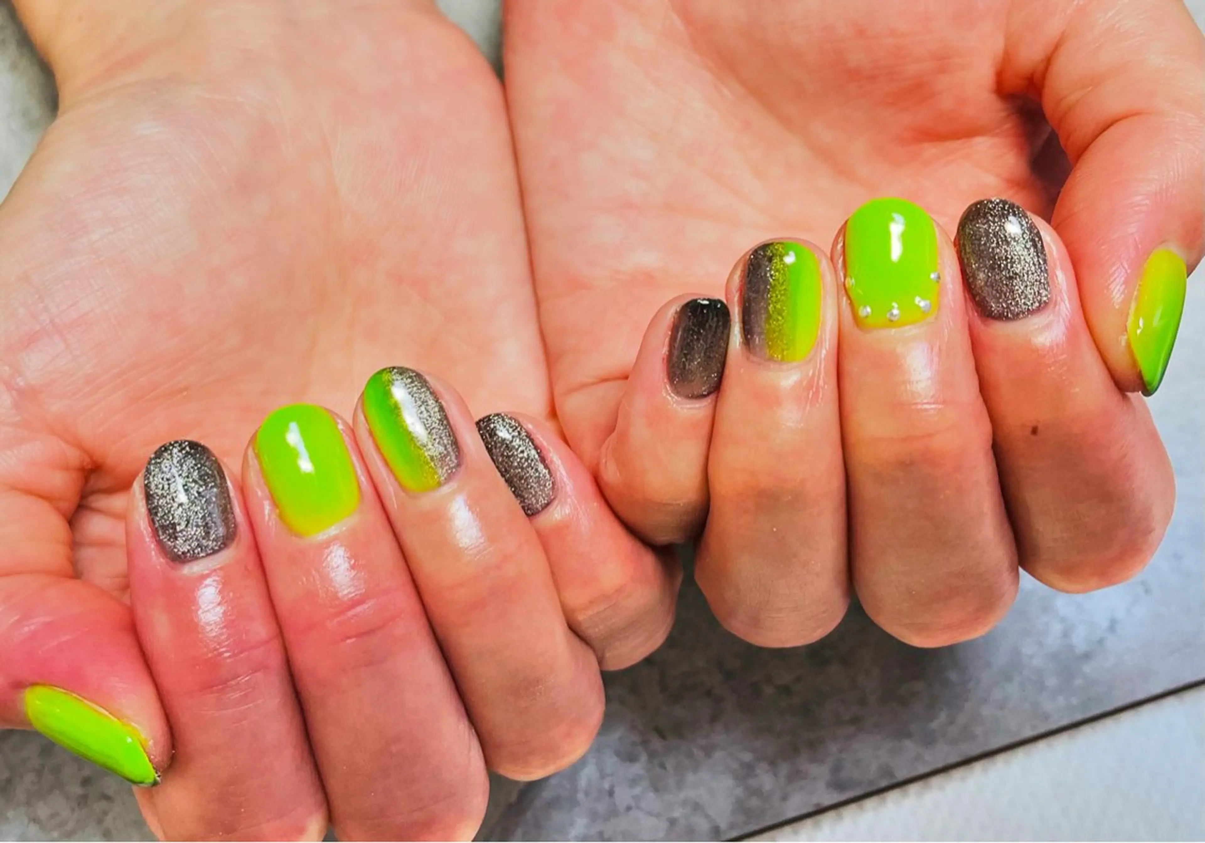 ネイル グリーン マグネットネイル 持ち込み 黄色 ハンドネイル ハンドケア ベテランネイル cnc  nailのネイルデザイン