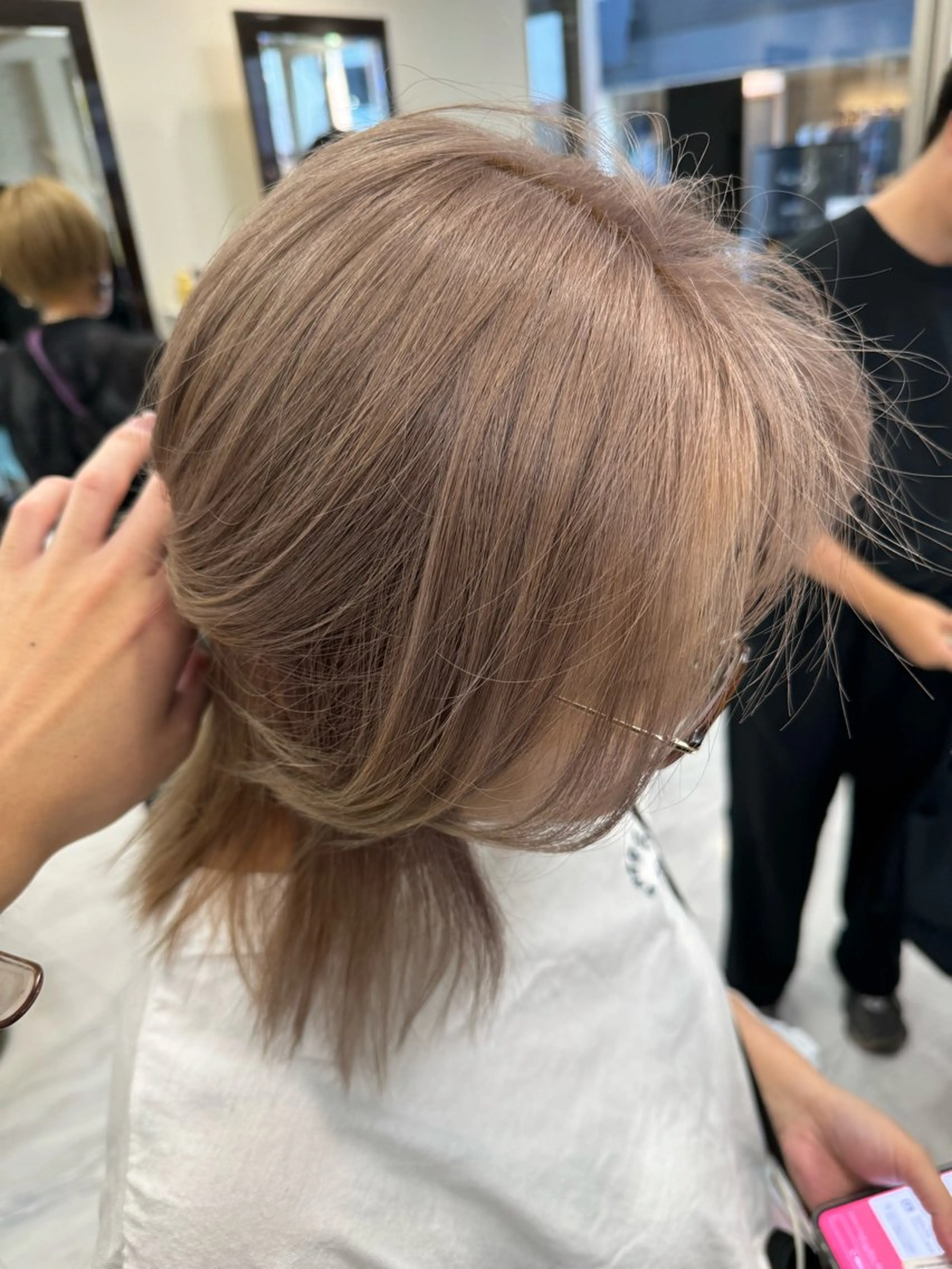 ミディアム カラー ヘアアレンジ 切りっぱなしボブ ベージュカラー ブリーチ デザインカラー ダブルカラー カット ヘアカラー トリートメント Zina 大宮所属・目黒 碧人のヘアスタイル