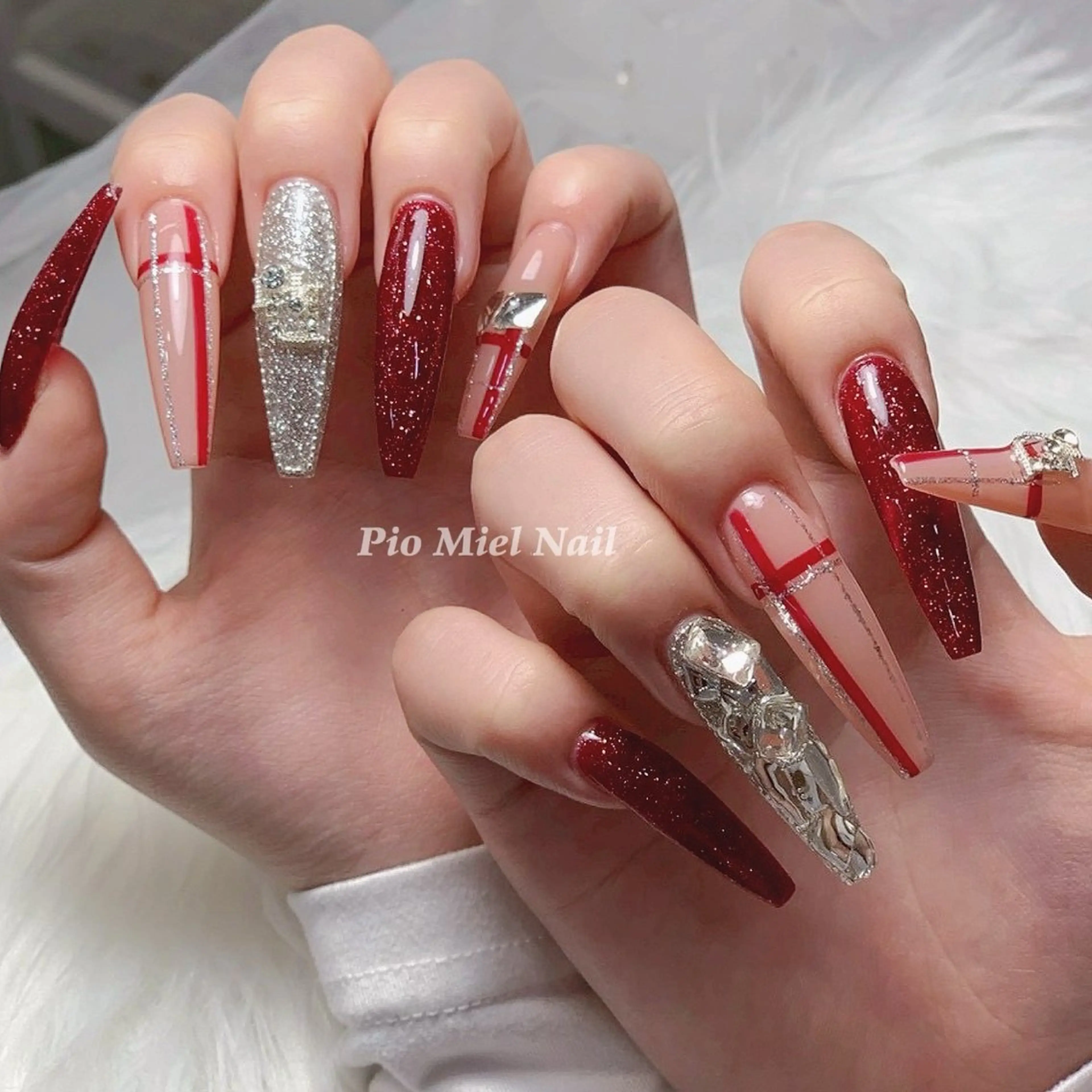 ネイル ラメ(グリッター) ミラーネイル 赤色 ワンホンネイル 冬ネイル ハンドネイル HANA 長さだしのネイルデザイン