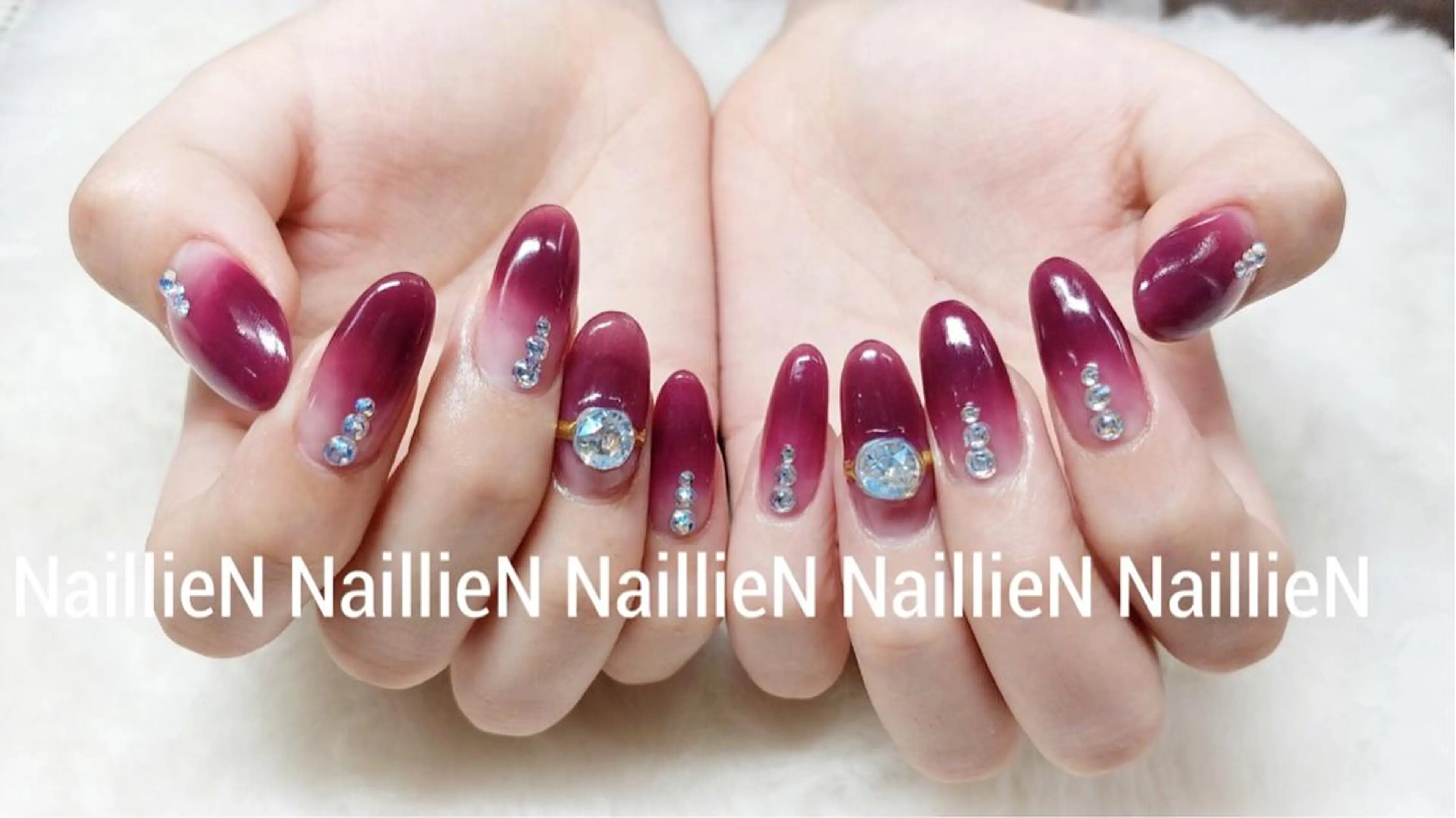ネイル グラデーション ストーンネイル Nail lieNのネイルデザイン
