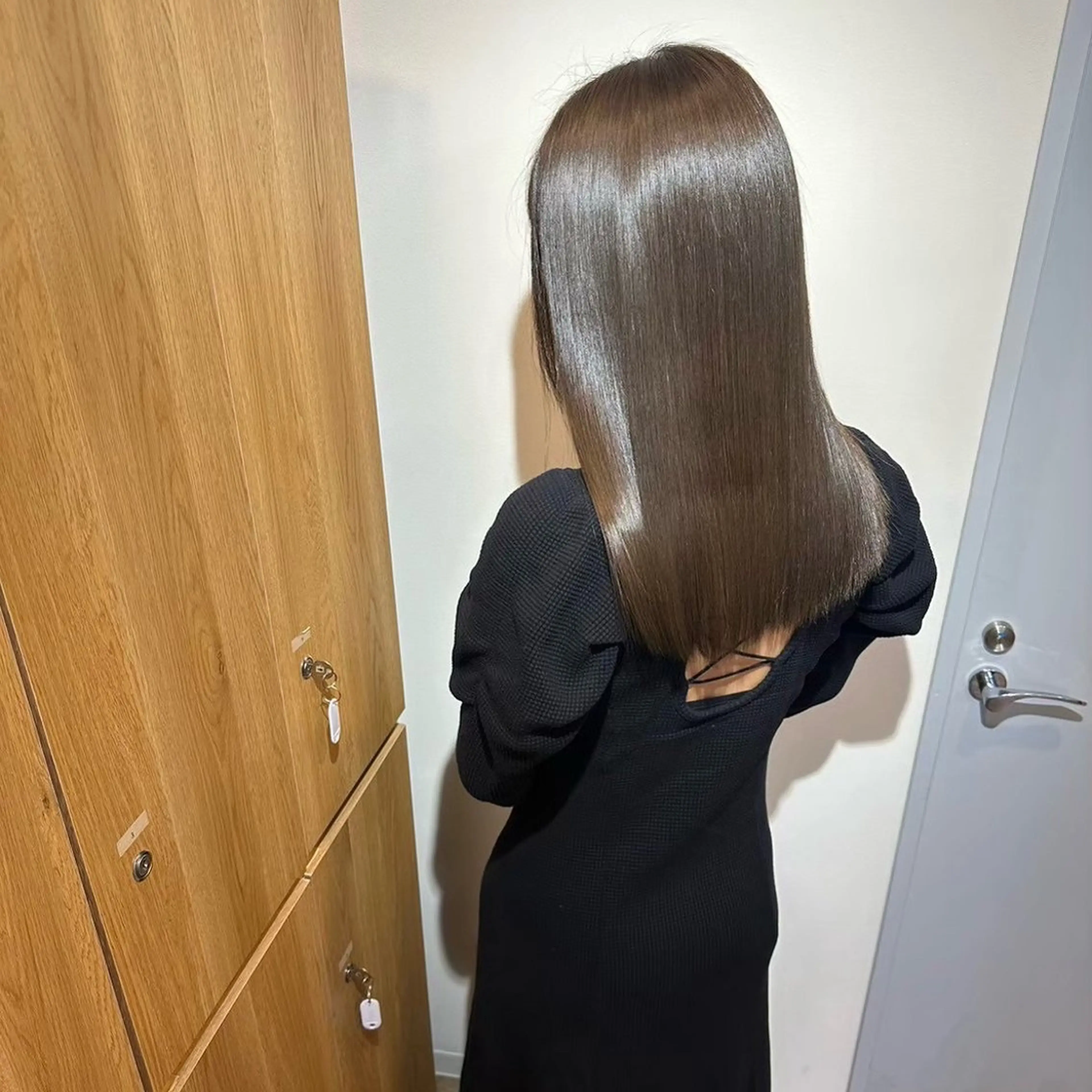 セミロング 岡田 佳子のヘアスタイル