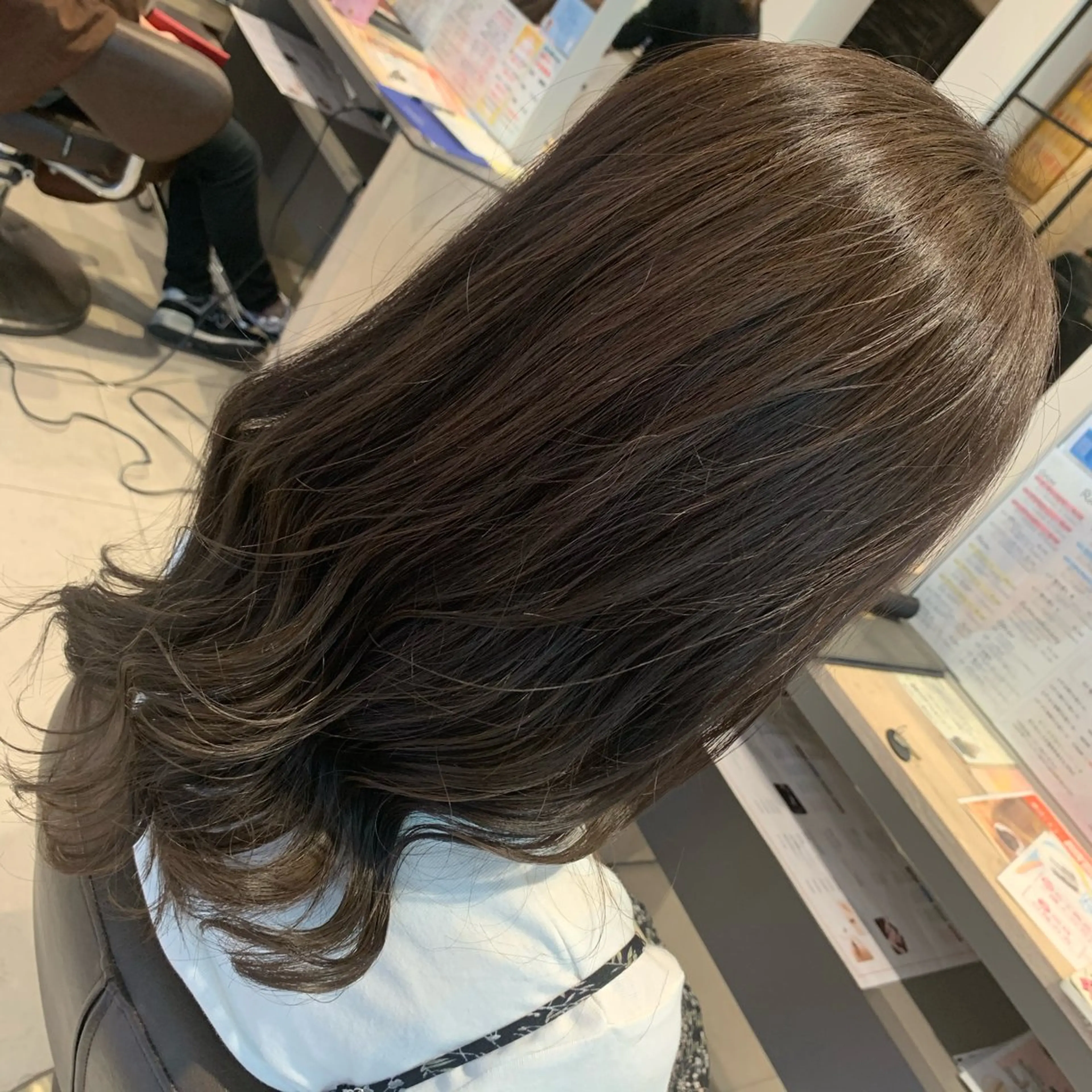 ロング カラー ベージュカラー オリーブベージュ ’Flower’ AYAKAのヘアスタイル