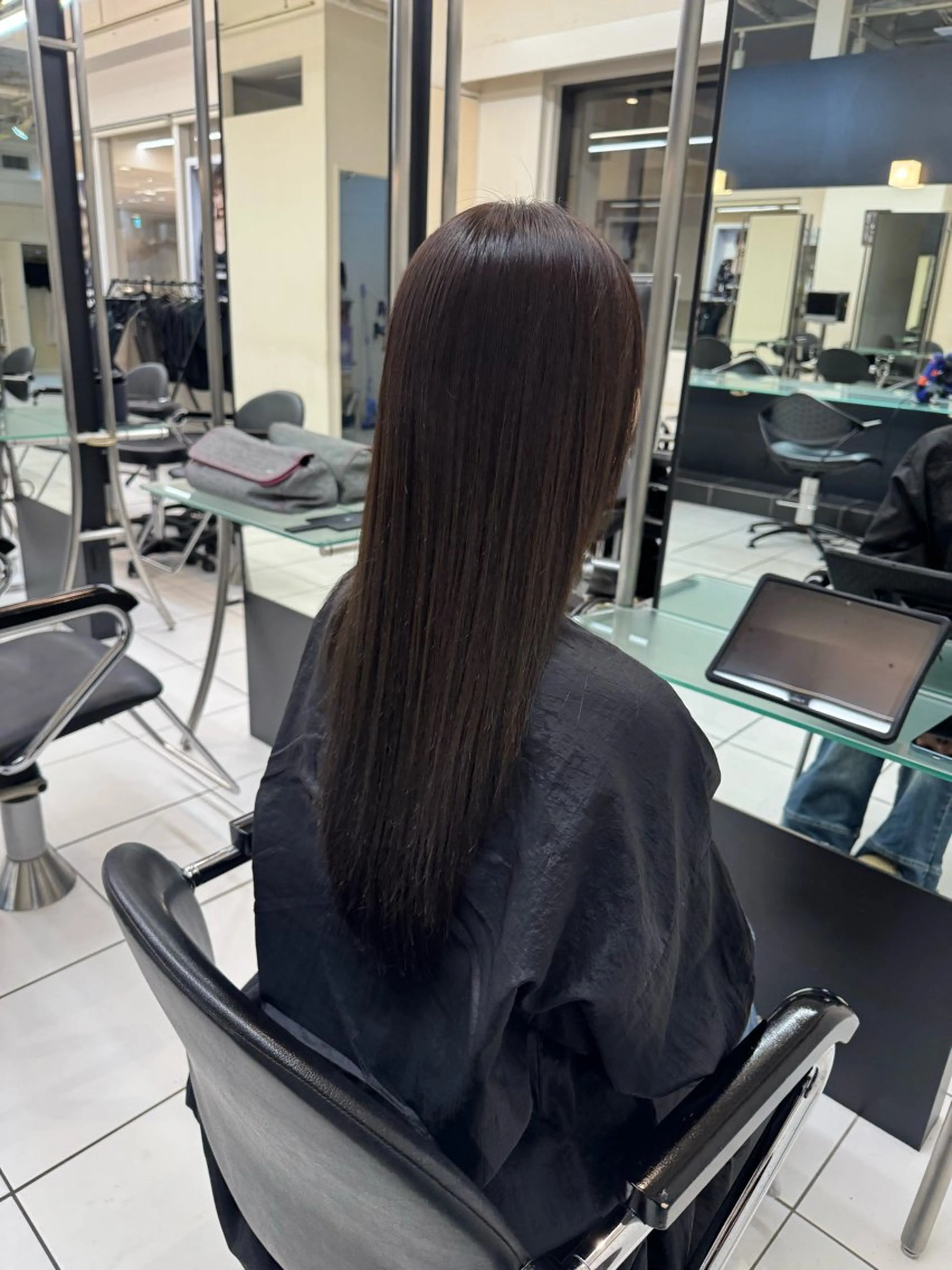 ロング カラー 岡乃 麻衣のヘアスタイル