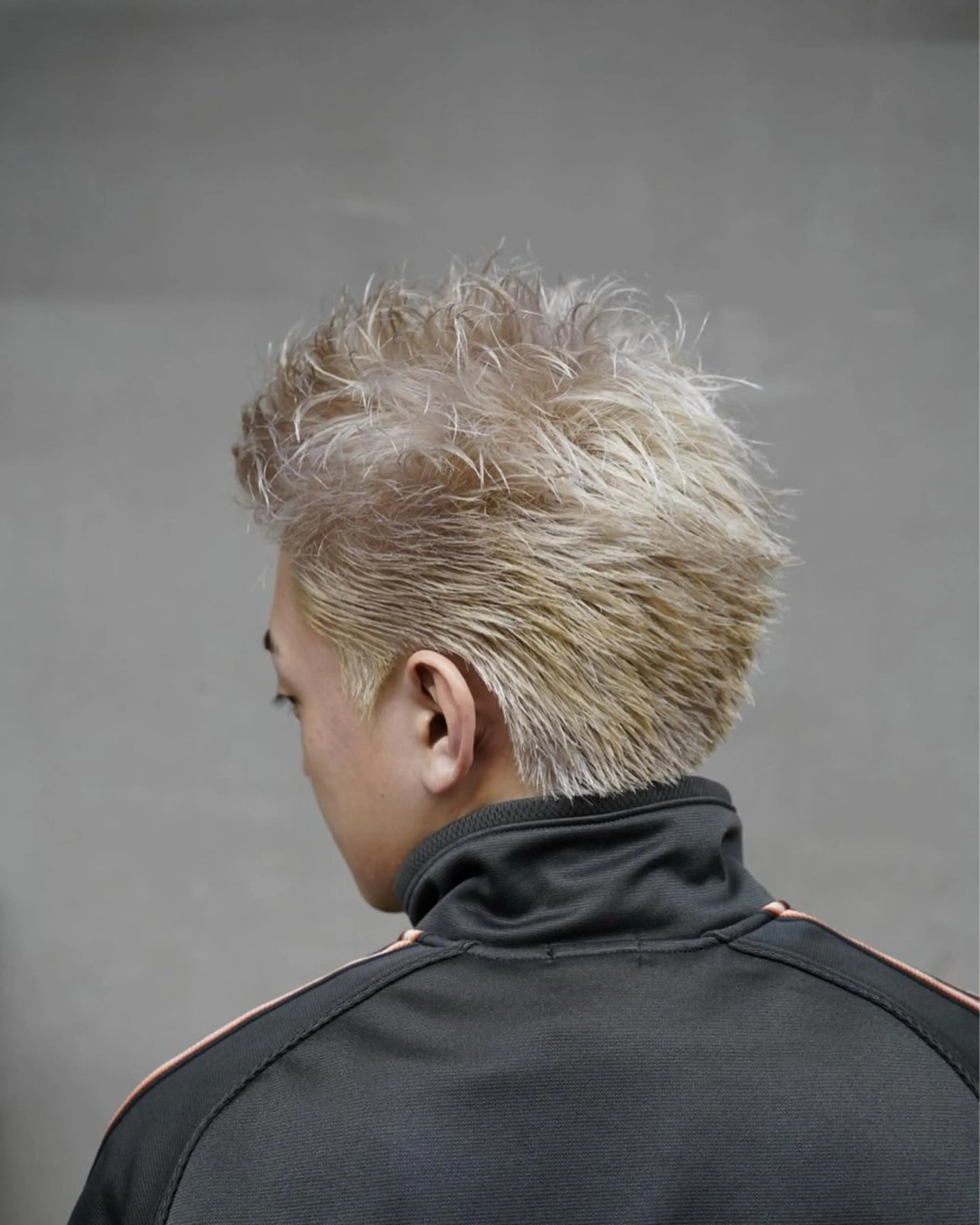 カラー メンズ スパイキーショート シルバー カット ヘアカラー ヘアセット 関 晃哉のヘアスタイル