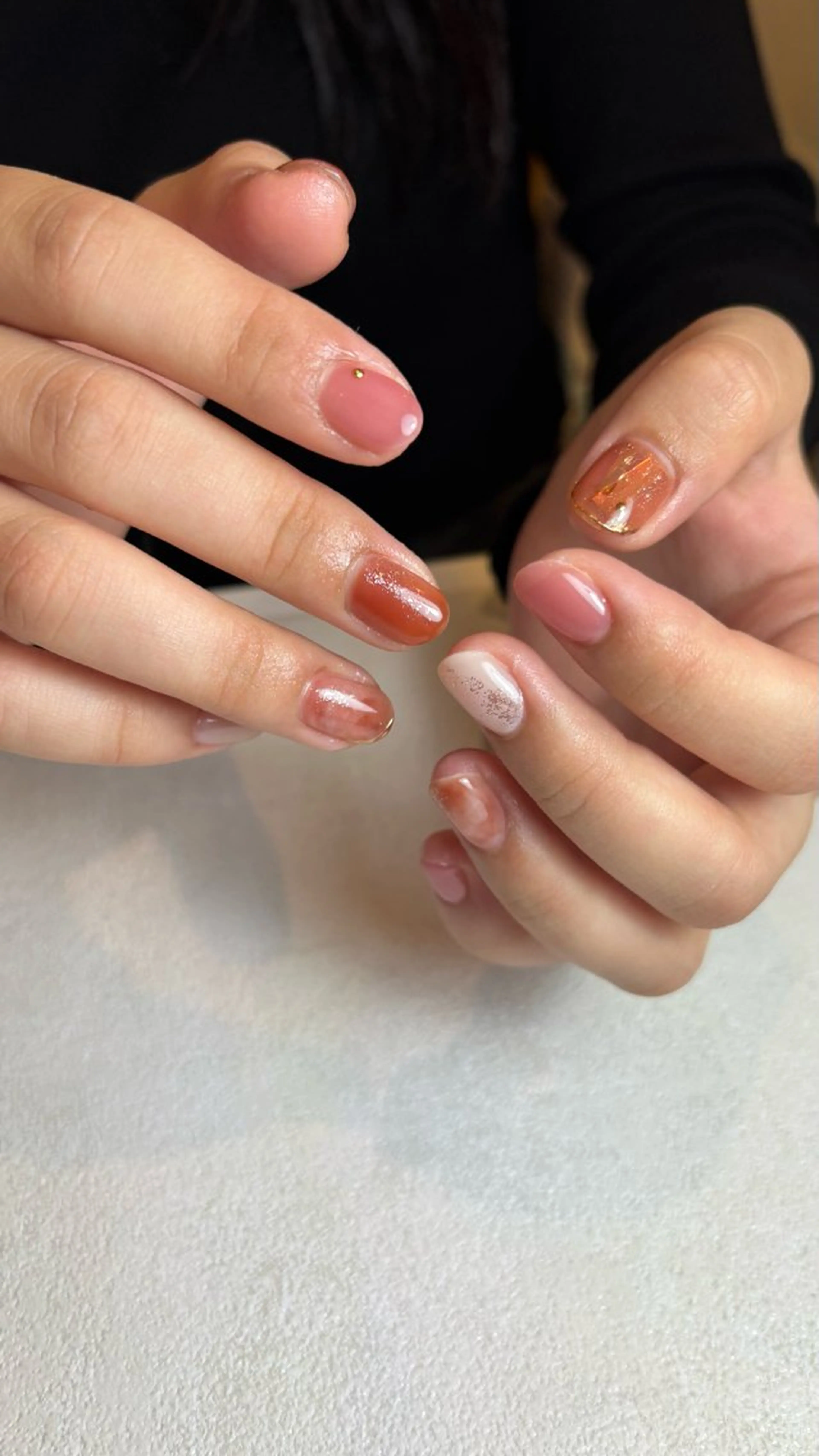 メンズ ネイル ブラウン ゴールド ニュアンスネイル ピンク ホワイト ハンドネイル 山田 美羽のネイルデザイン