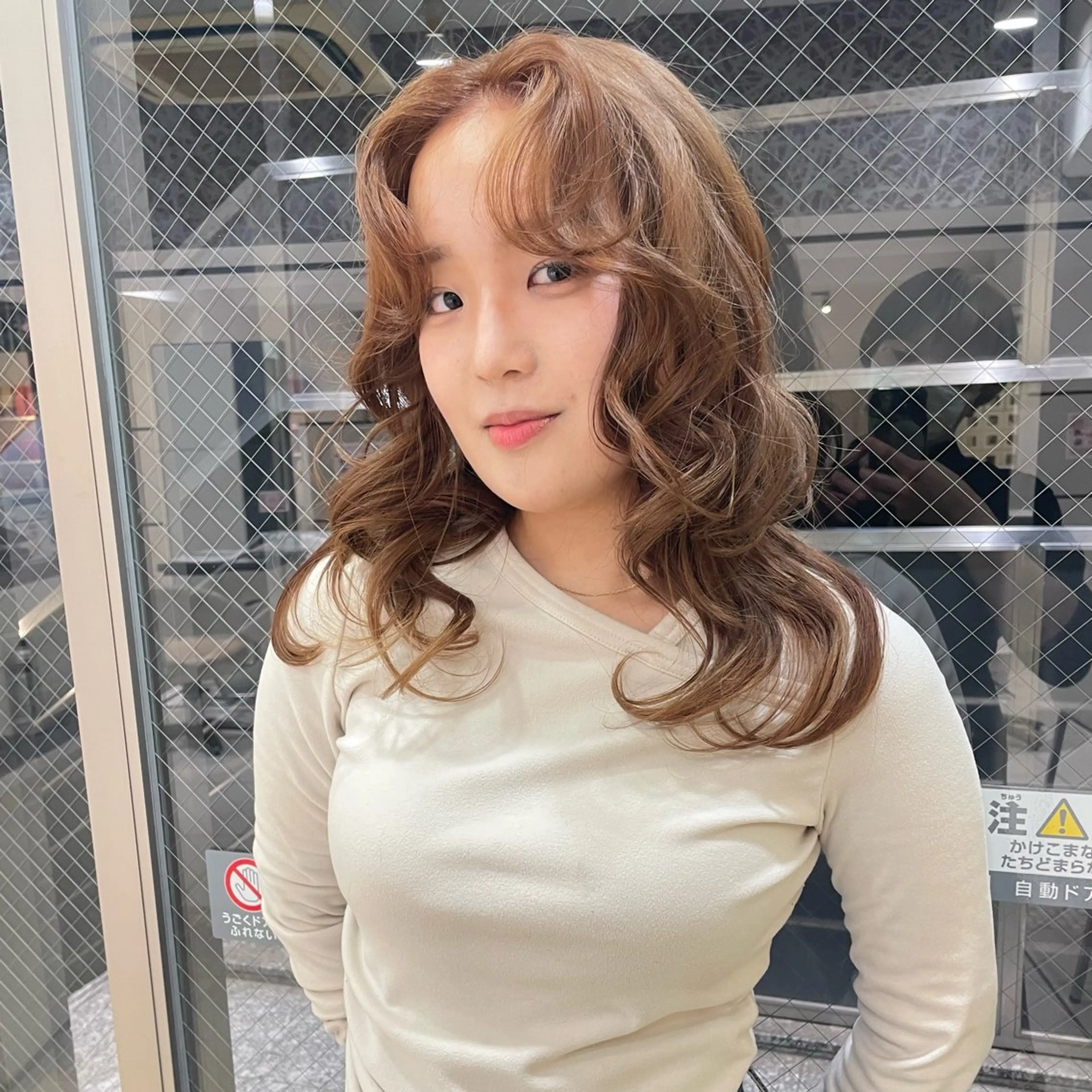 セミロング カラー セミロングパーマ ブリーチ まるやま ひなこ/艶髪カラーのヘアスタイル