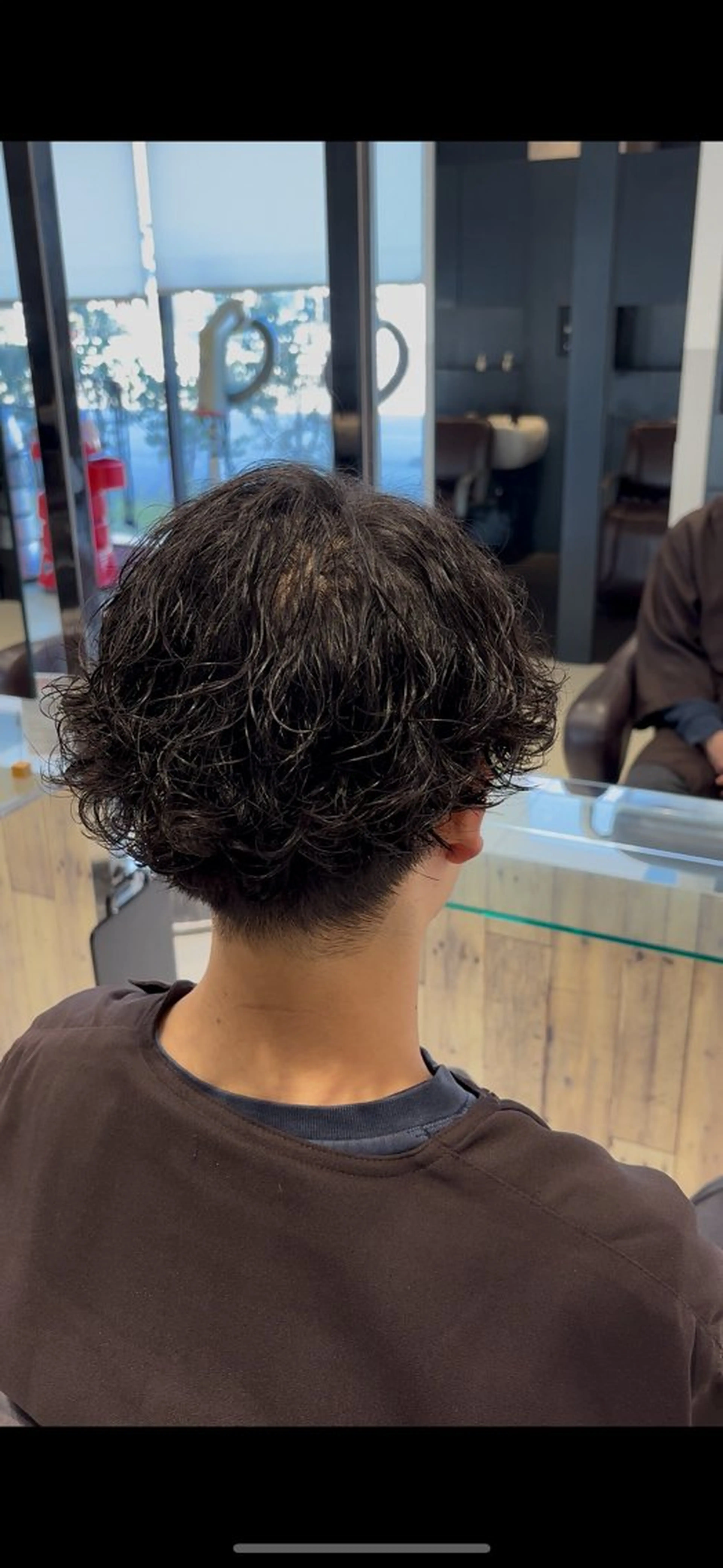 パーマ メンズ センターパート フェザーパーマ マッシュ メンズパーマ スパイキーショート 目崎 丞のヘアスタイル