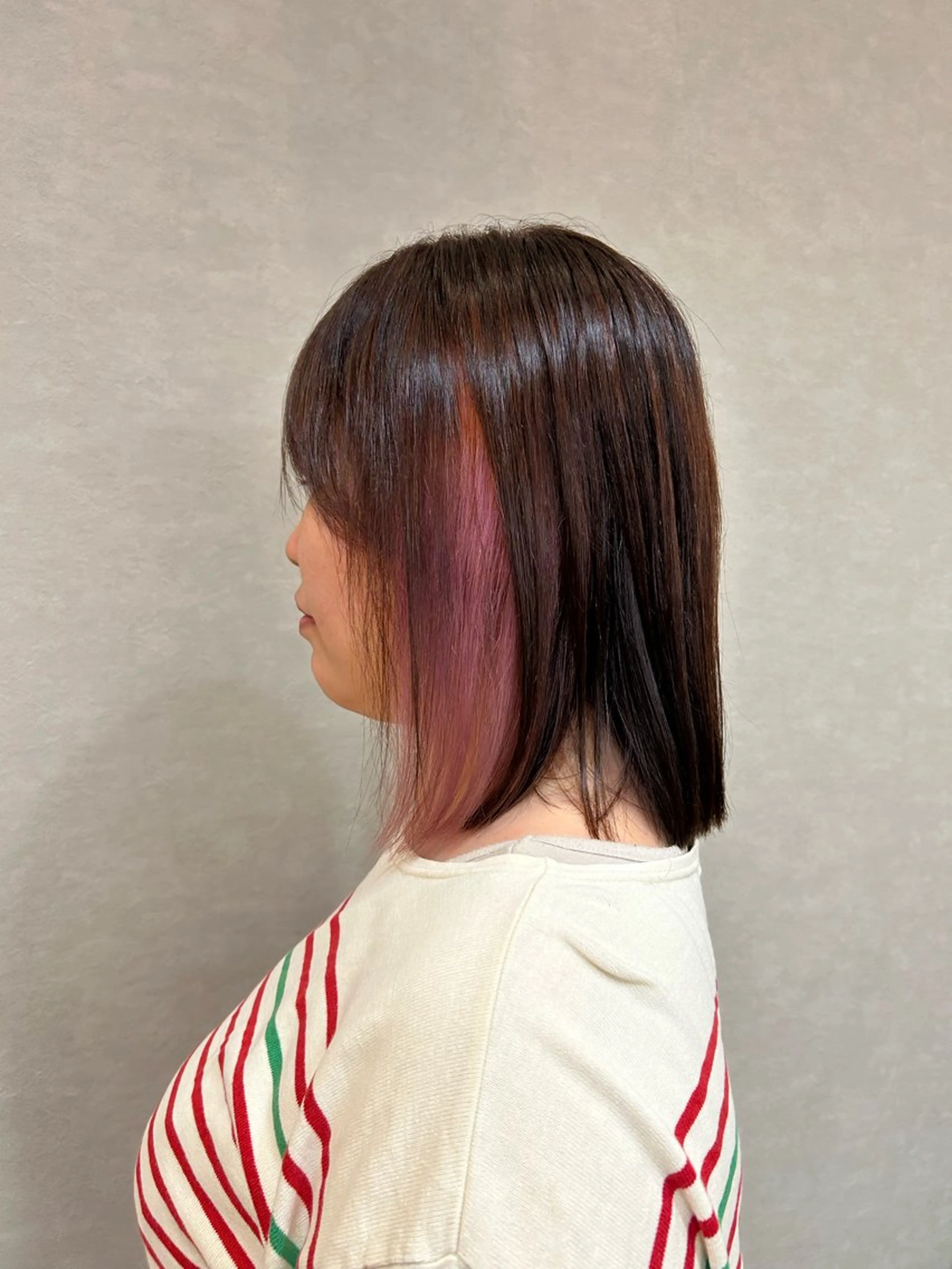 ミディアム カラー ブリーチ ケアブリーチ イヤリングカラー インナーカラー ピンクカラー 根石 結菜のヘアスタイル