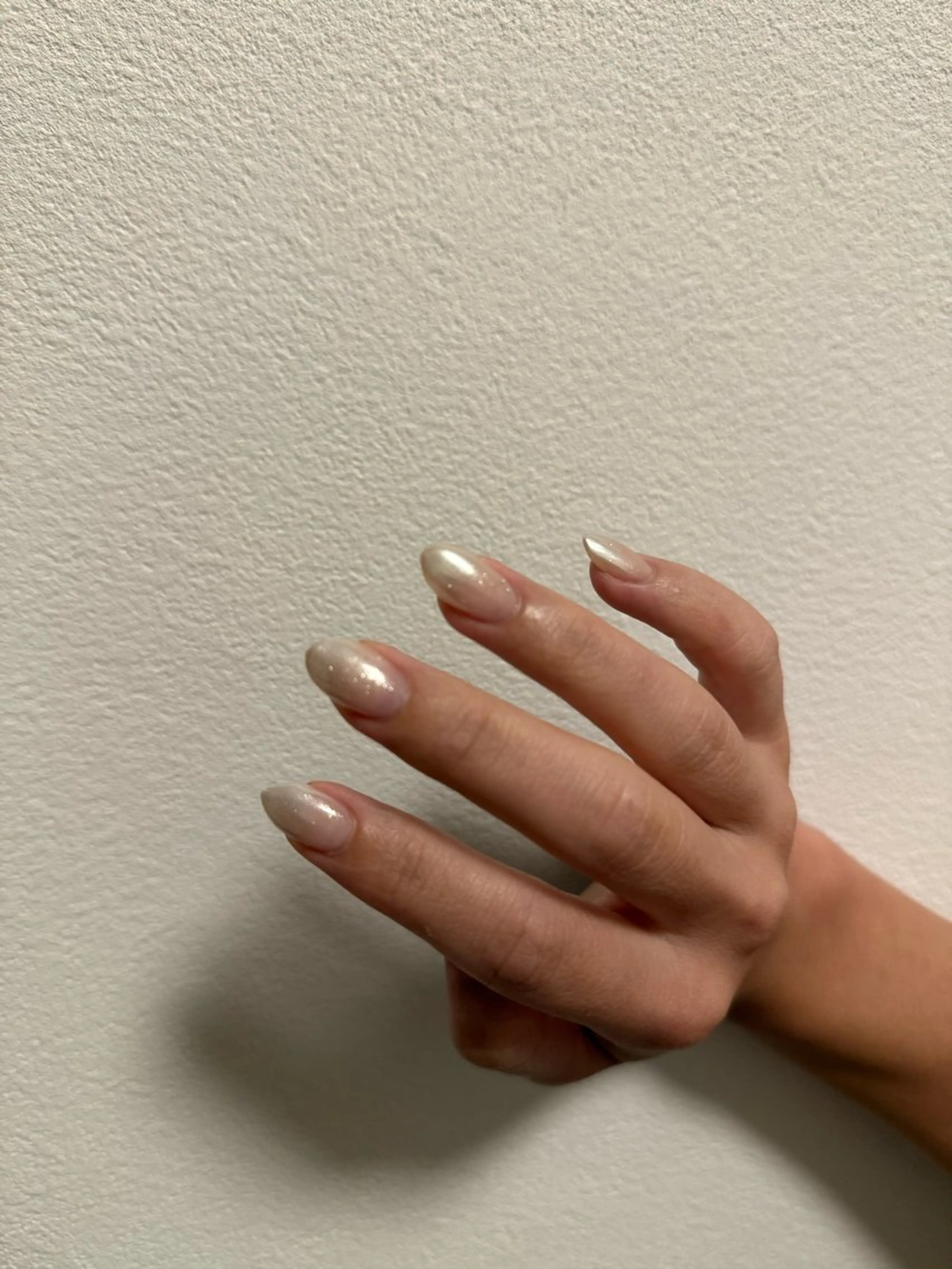 ネイル オーロラネイル グラデーション ミラーネイル ホワイト Maitani Fumiのネイルデザイン