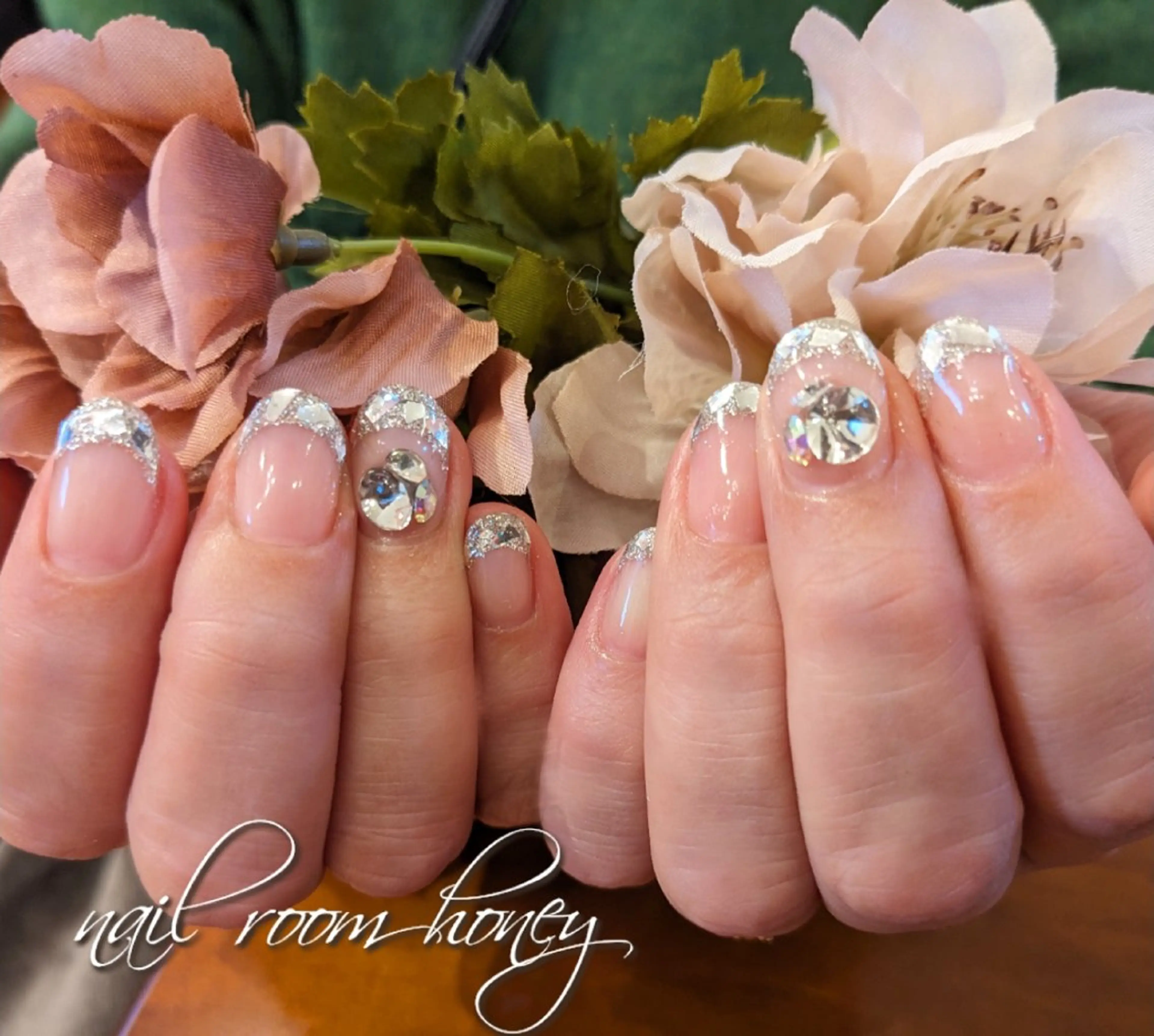 ネイル フレンチネイル ガラスフレンチ キラキラネイル ラメ(グリッター) シルバー nail room  honeyのネイルデザイン