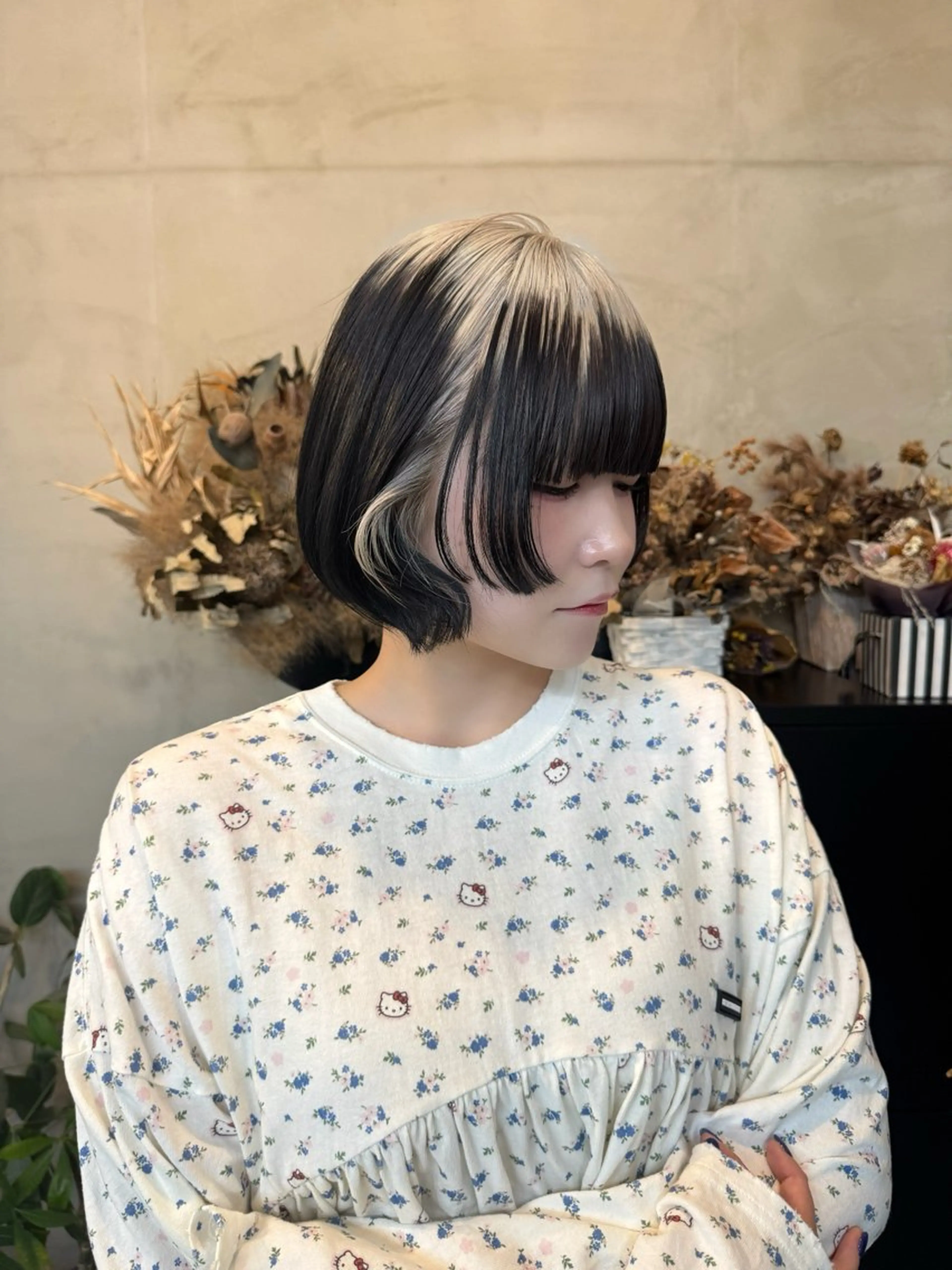 ショート カラー 抜きっぱなしブロンド lit 松井乃愛のヘアスタイル