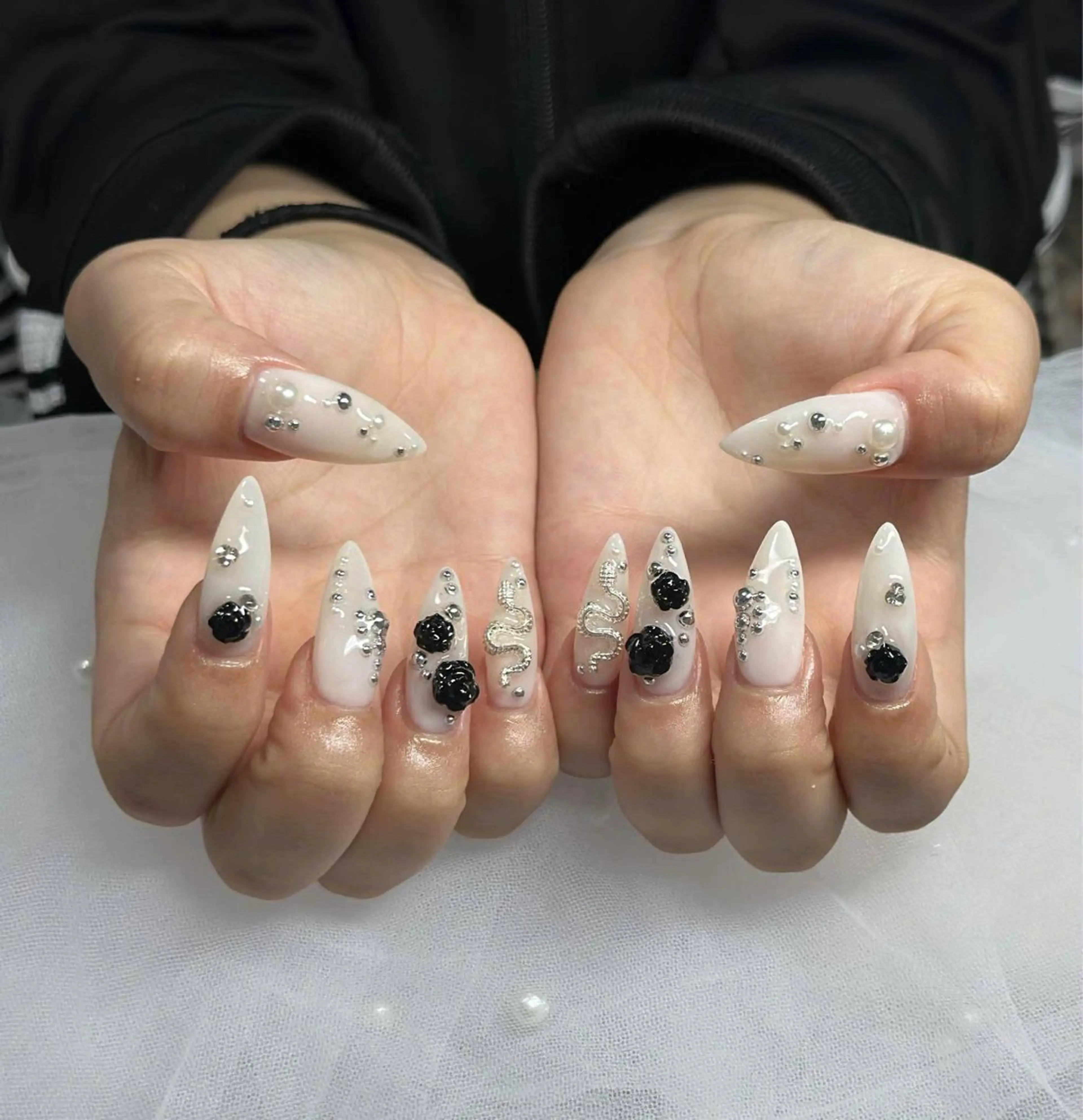 ネイル オーロラネイル フレンチネイル ジェルネイル ハロウィン キラキラネイル ハンドネイル H.baby Nail Salonのネイルデザイン