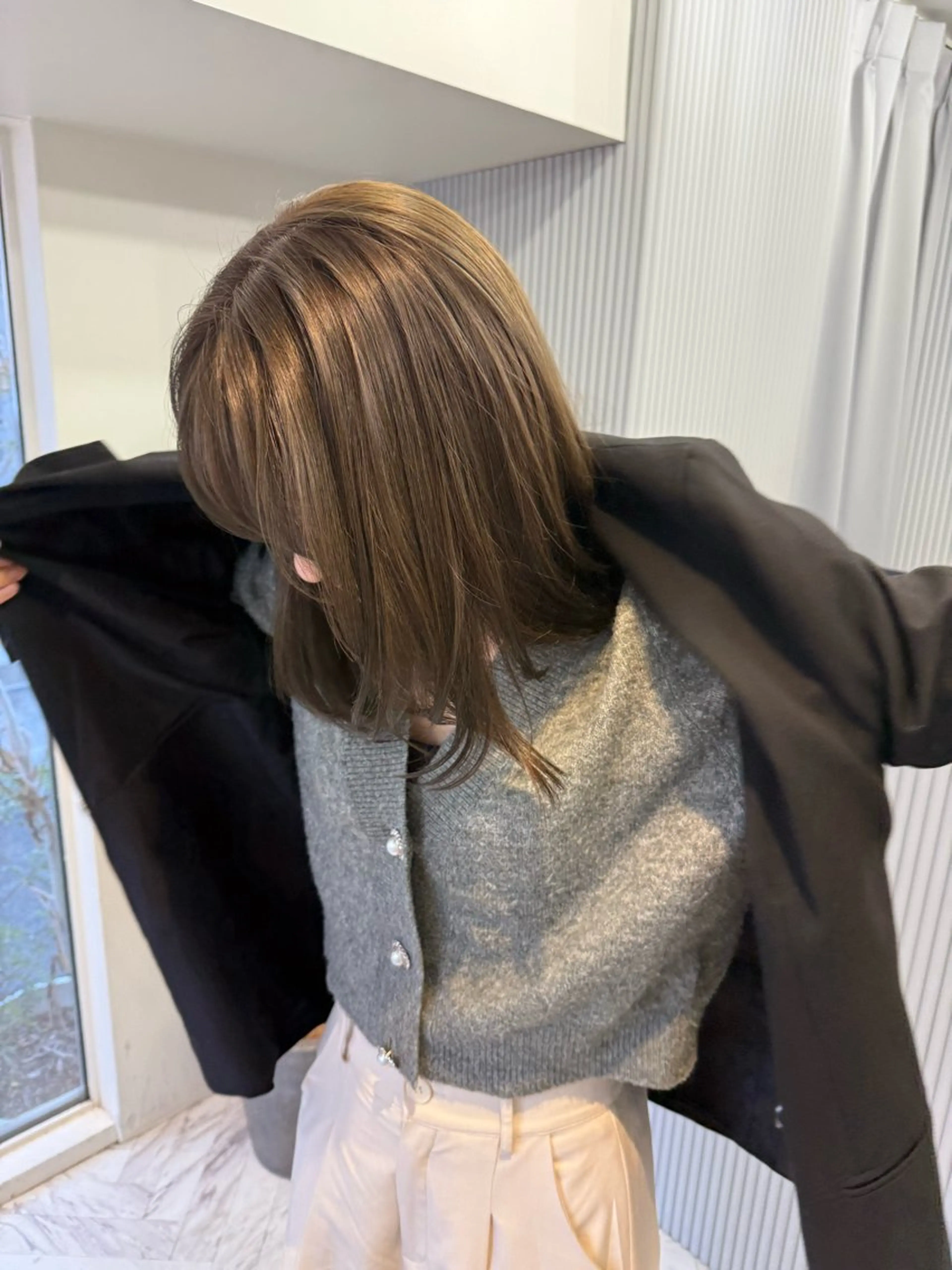 セミロング カラー ミルクティー× グレージュMOMOのヘアスタイル