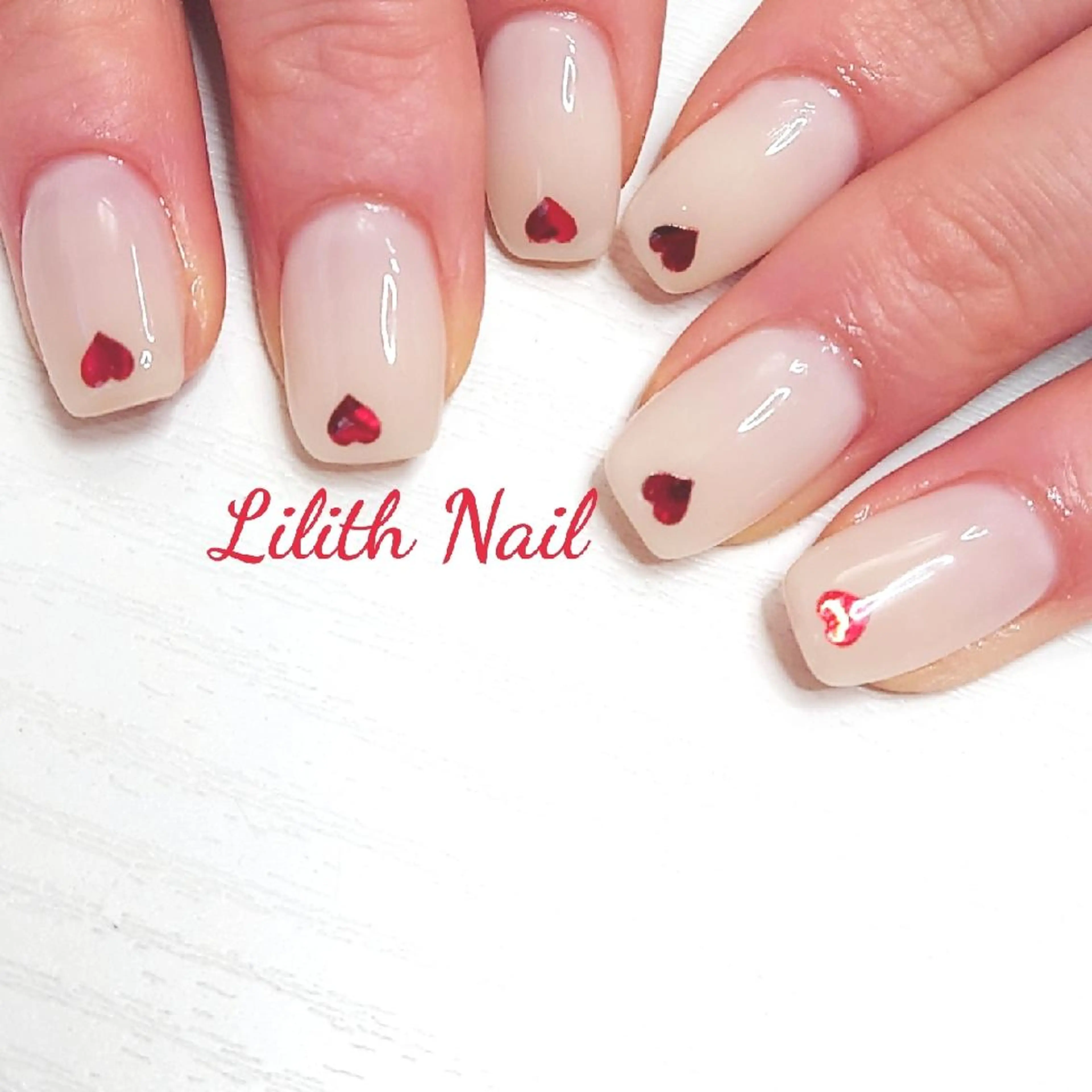 ネイル ハート ホログラムネイル キラキラネイル 赤色 ショートネイル ハンドネイル Lilith Nailのネイルデザイン