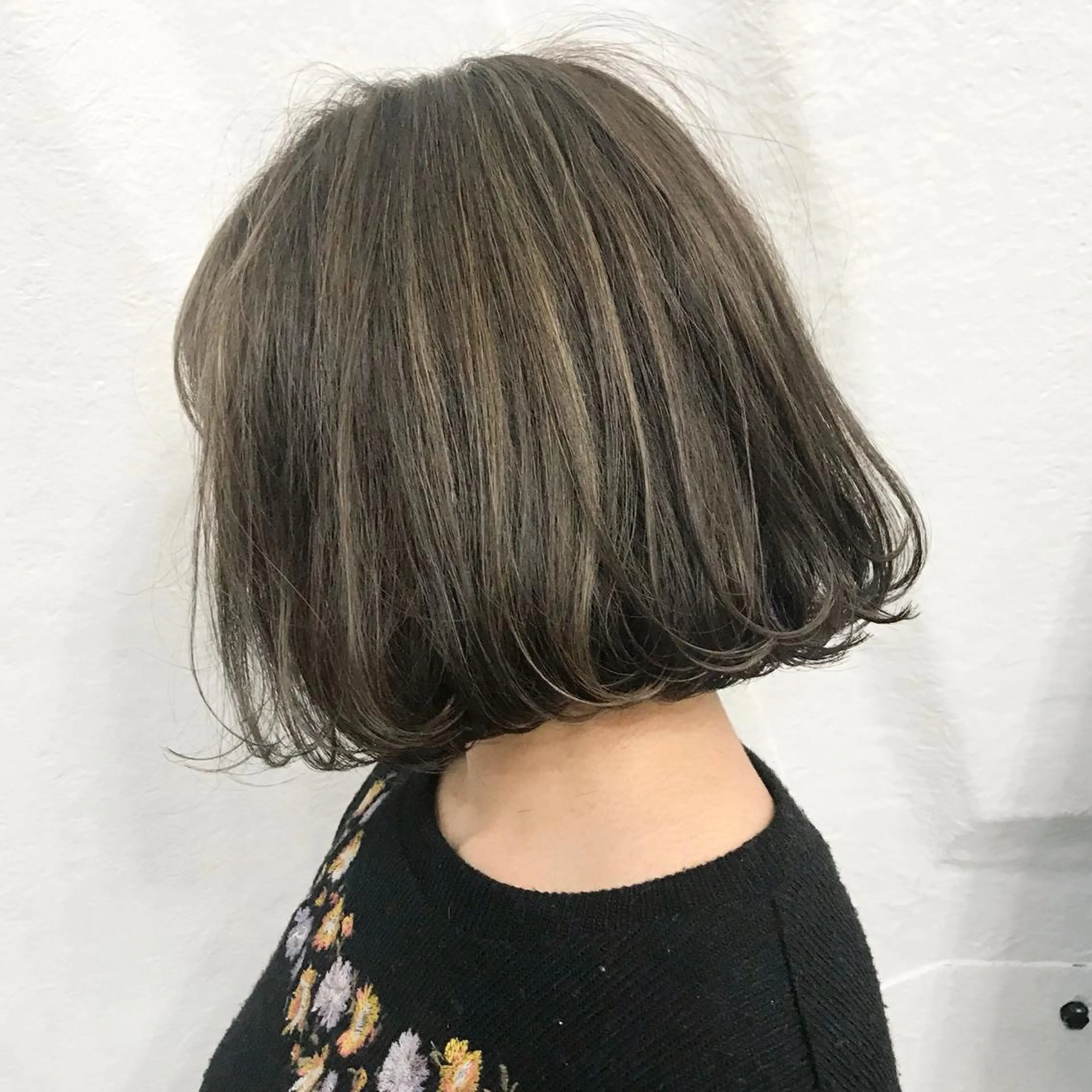 ショート カラー アッシュ アッシュグレー アッシュグレージュ ブリーチ グレージュ K-POP好き美容師 🇰🇷Kai.Yのヘアスタイル