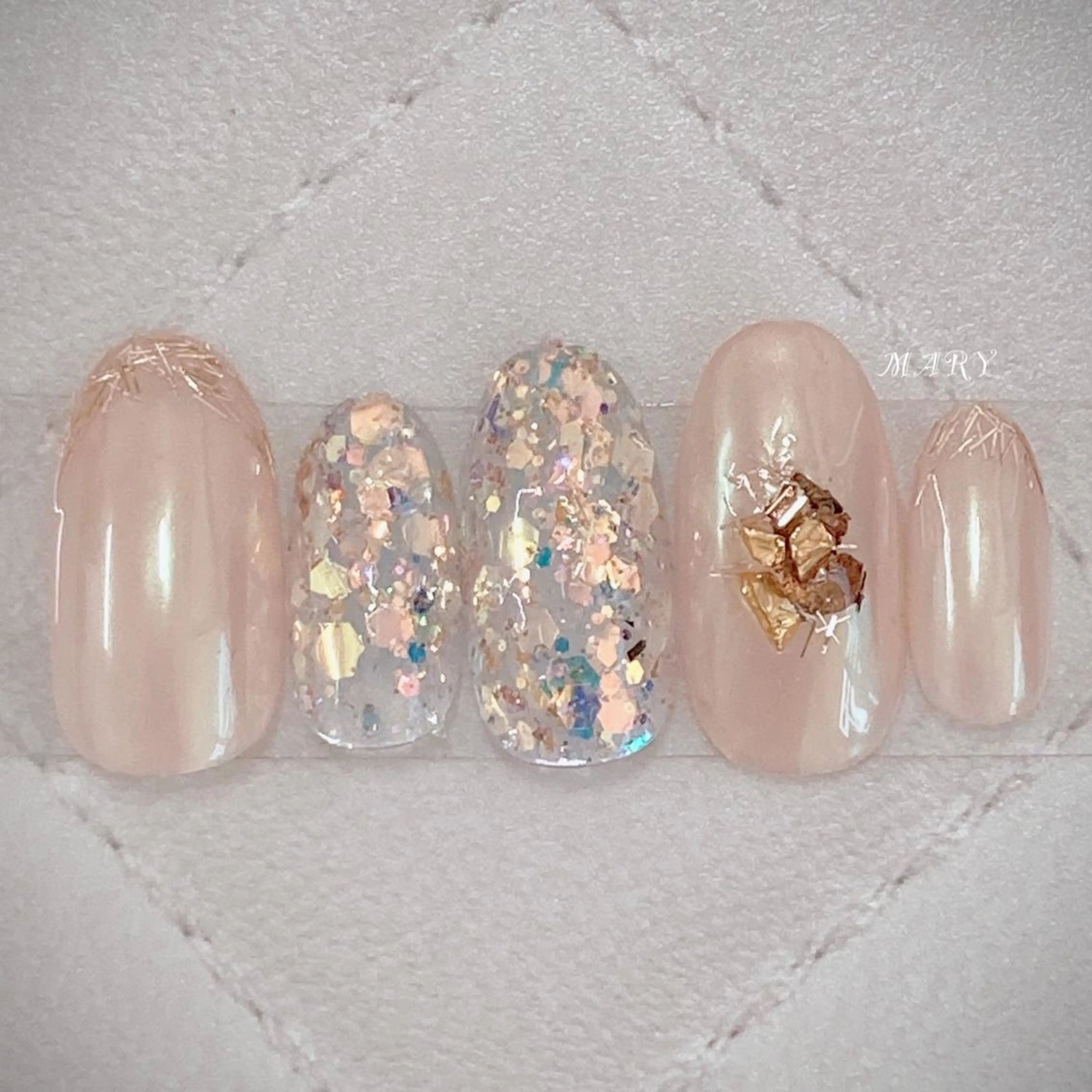 ネイル オーロラネイル ゴールド キラキラネイル ラメ(グリッター) ニュアンスネイル ハンドネイル Mary nail .narumiのネイルデザイン