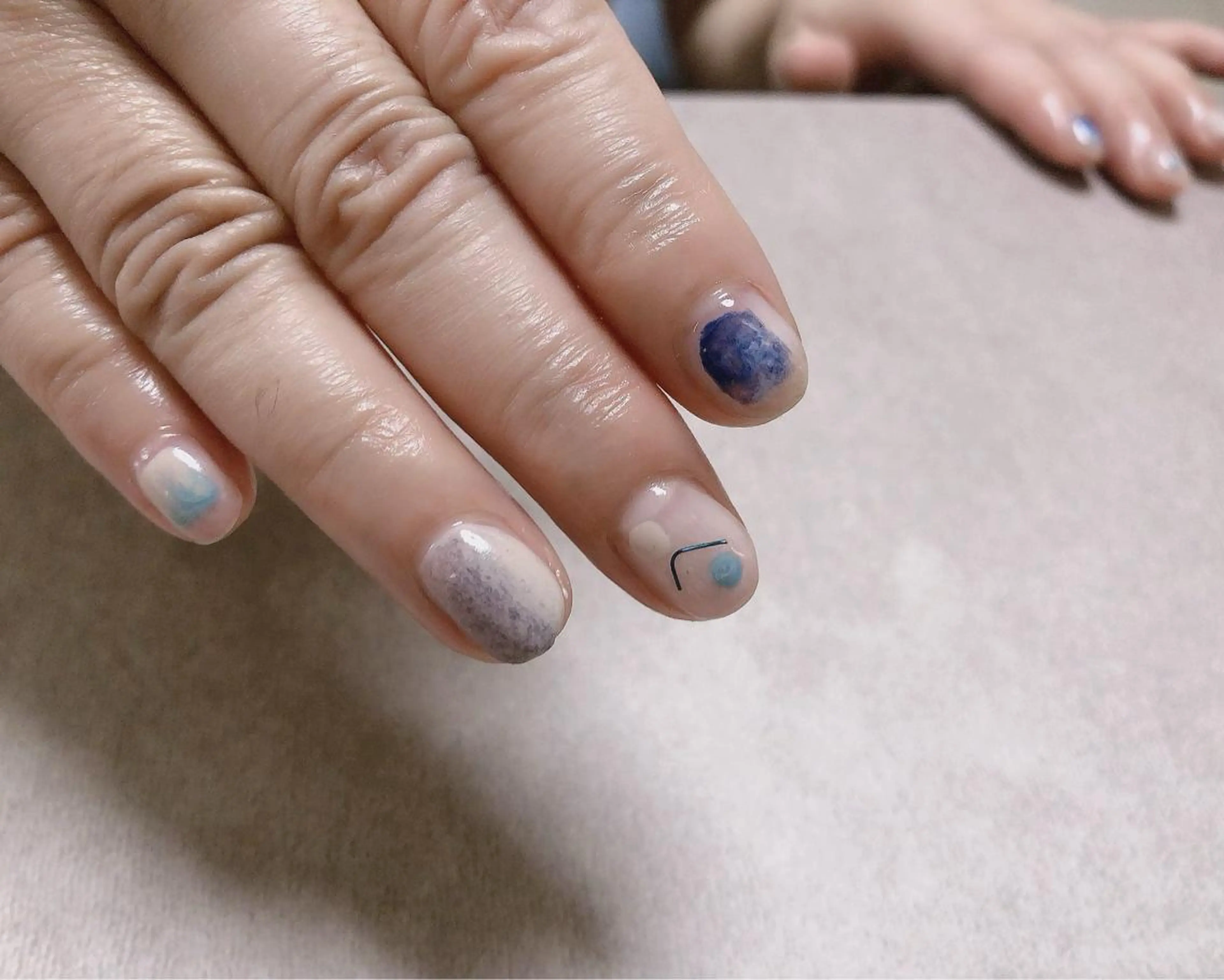 ネイル ブルー 持ち込み ニュアンスネイル ショートネイル mano nella manoのネイルデザイン