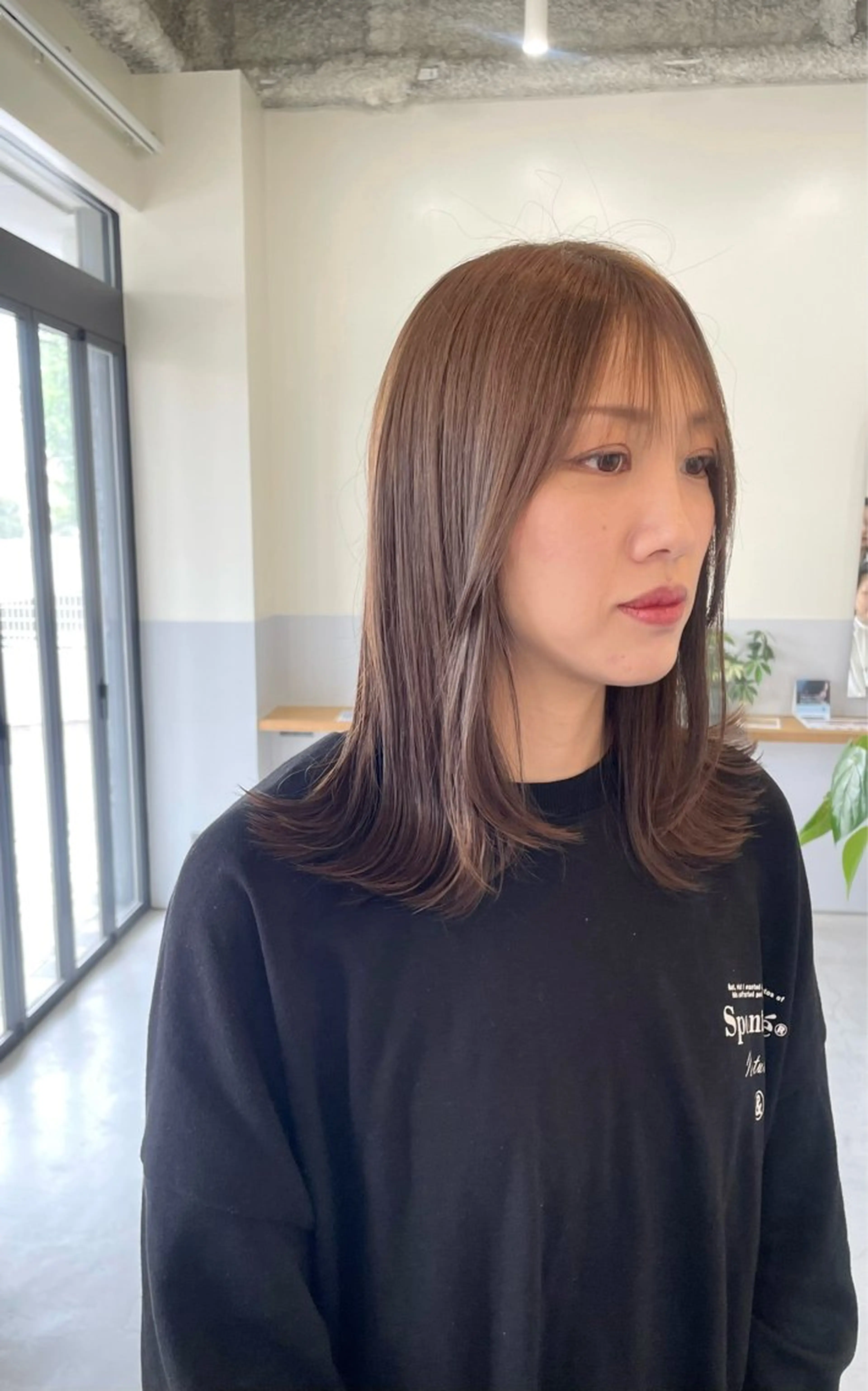 ミディアム カラー ブリーチ 透明感カラー ブリーチなしカラー 顔周りカット レイヤーカット 小久保 里紗のヘアスタイル