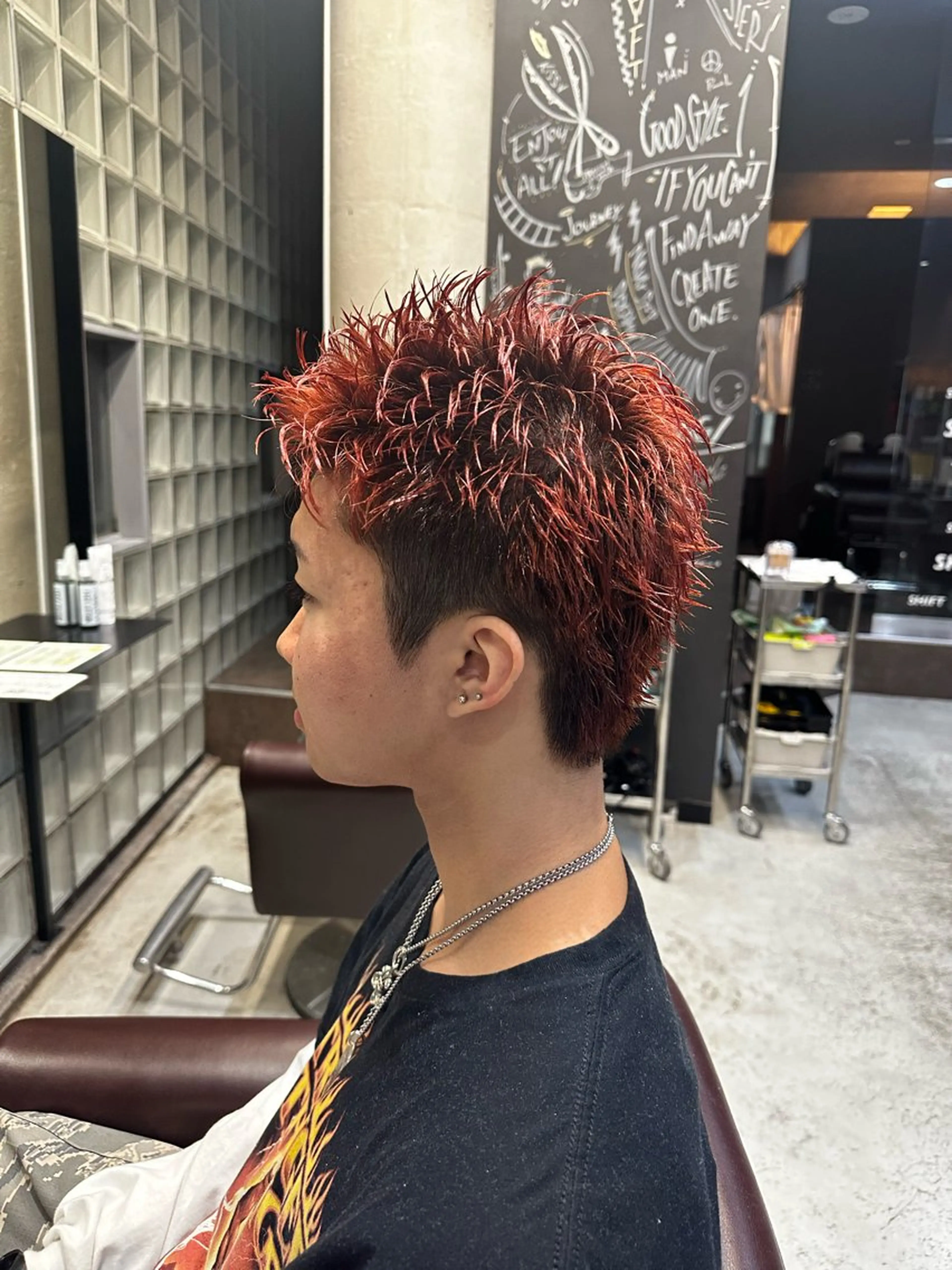 ショート カラー メンズ レッドカラー ショートヘア 岩永 大夢のヘアスタイル
