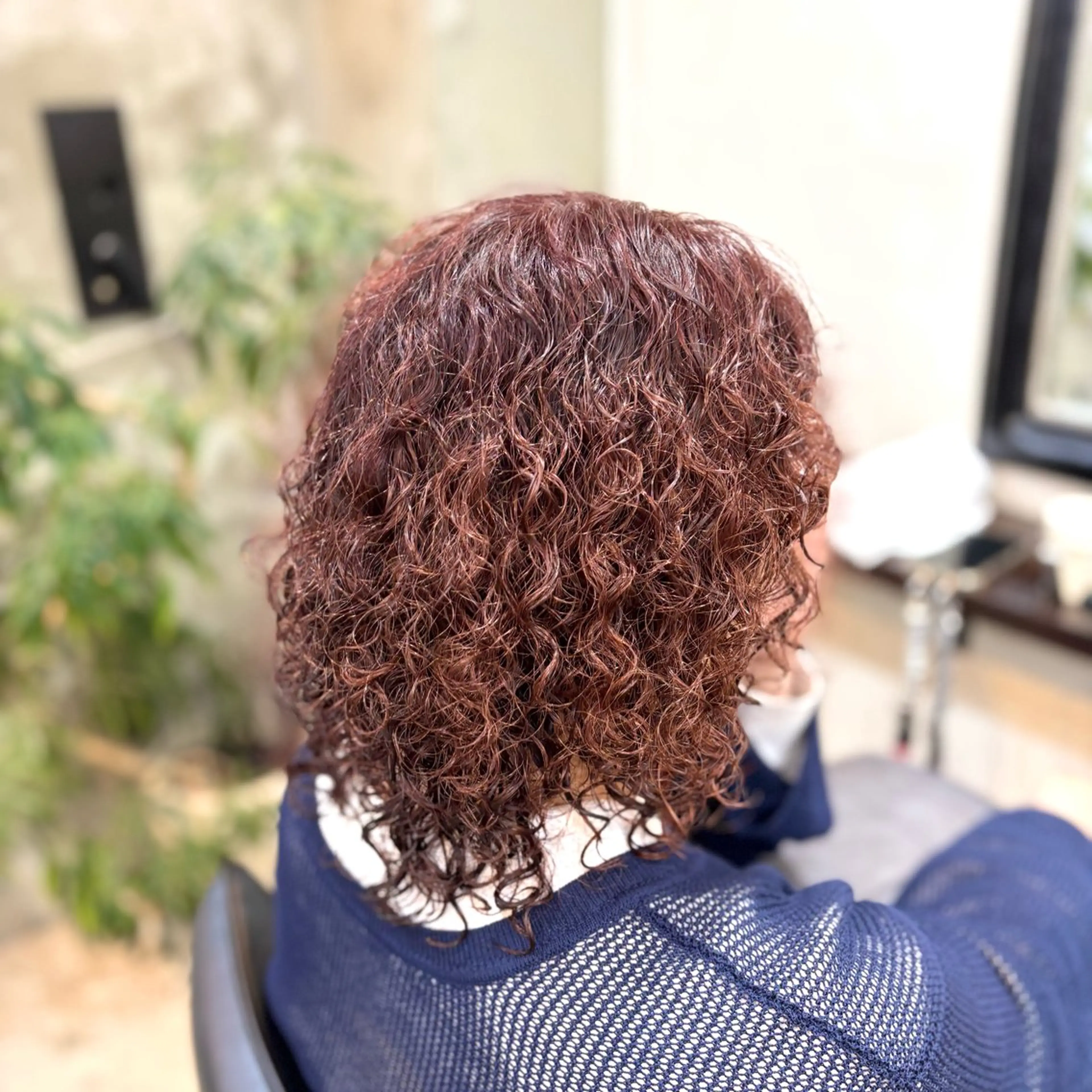ミディアム カラー パーマ ミディアムパーマ レッドカラー ヘアカラー トリートメント 艶髪‎カラー🤍 RIKAのヘアスタイル