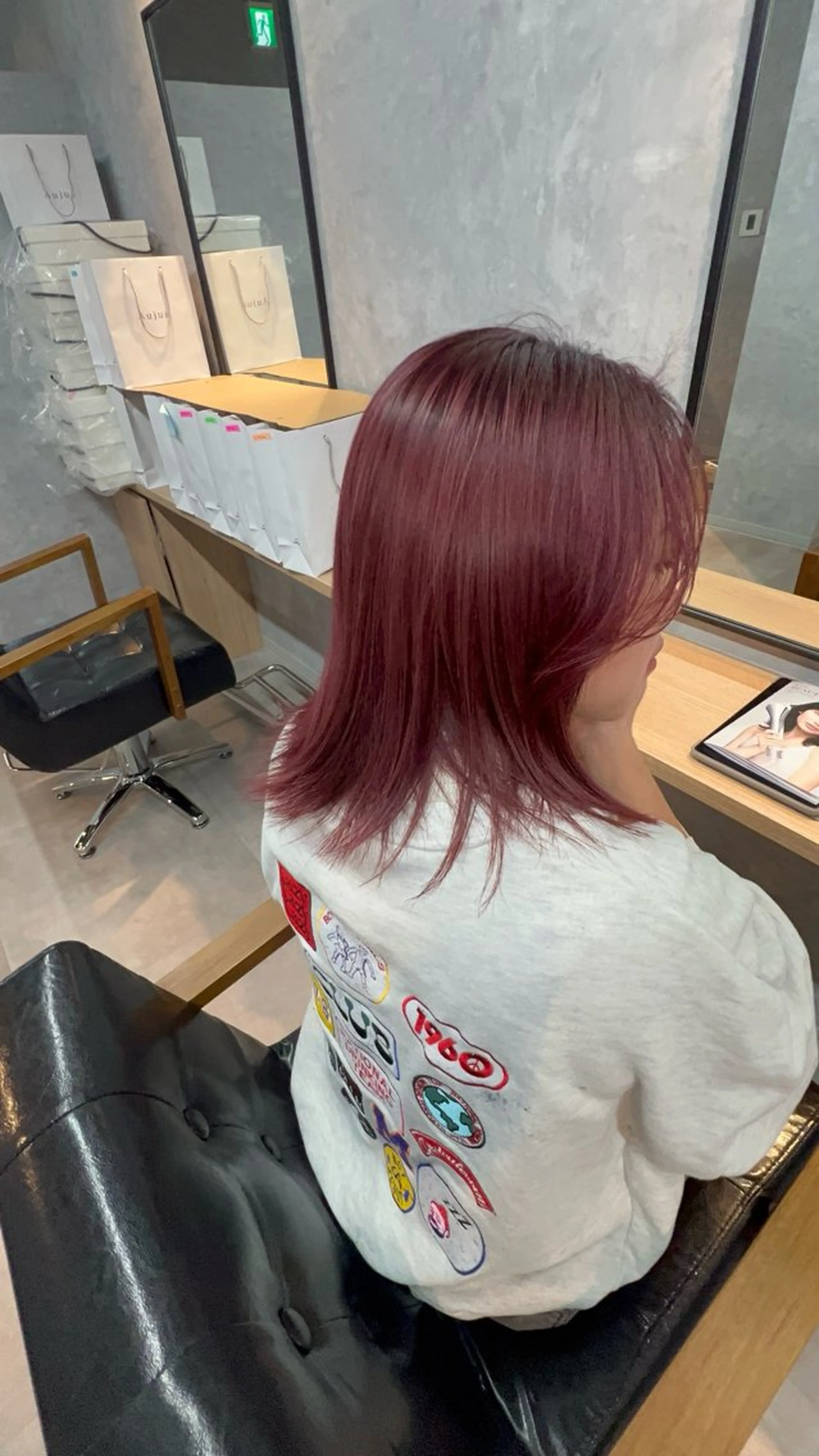 ミディアム カット ヘアカラー motoトップカラー リスト/ブリーチカラのヘアスタイル