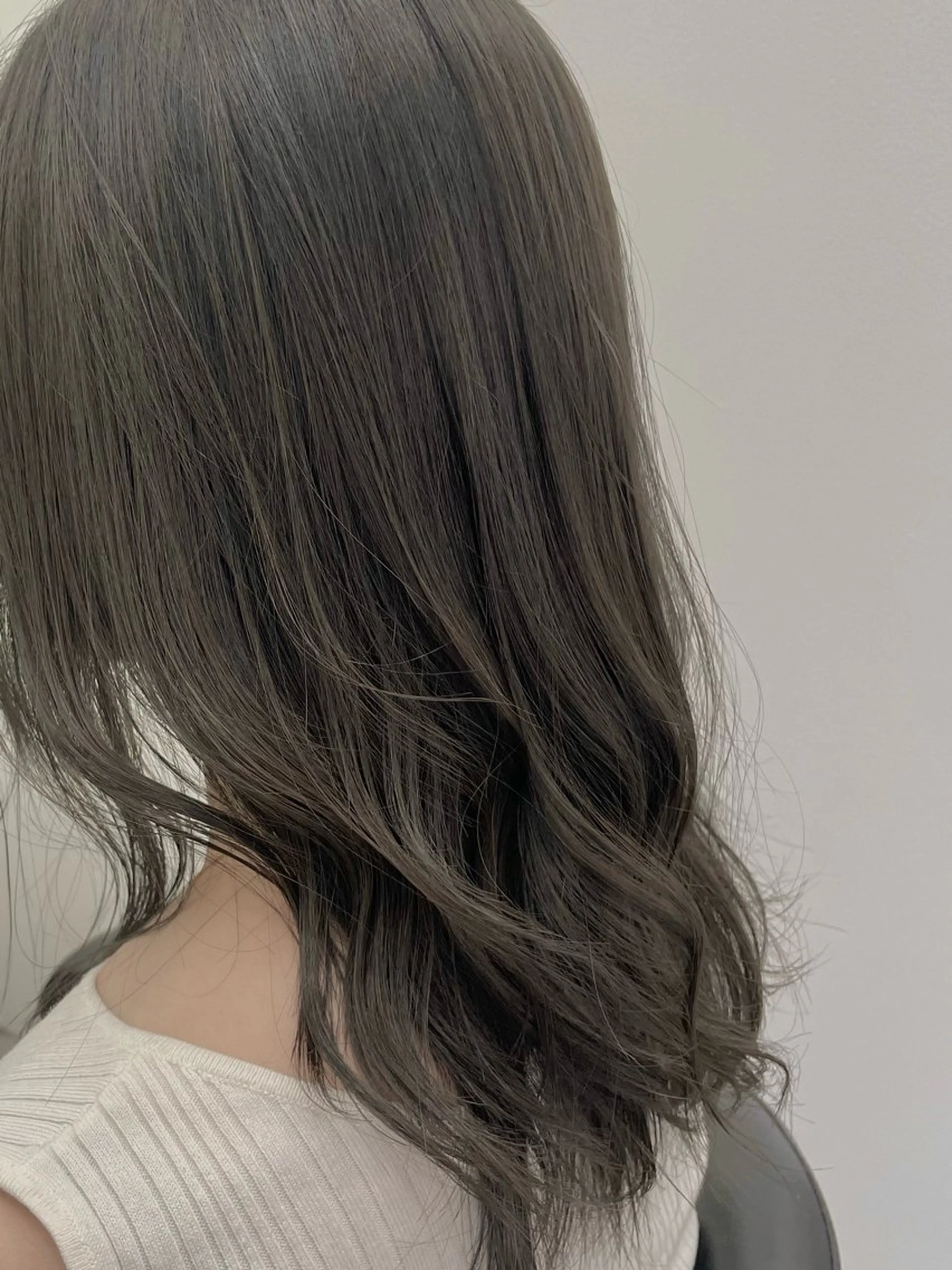 セミロング カラー パーマ ブルーカラー 透明感カラー デザインカラー イヤリングカラー グレージュ 佐々木 達也のヘアスタイル