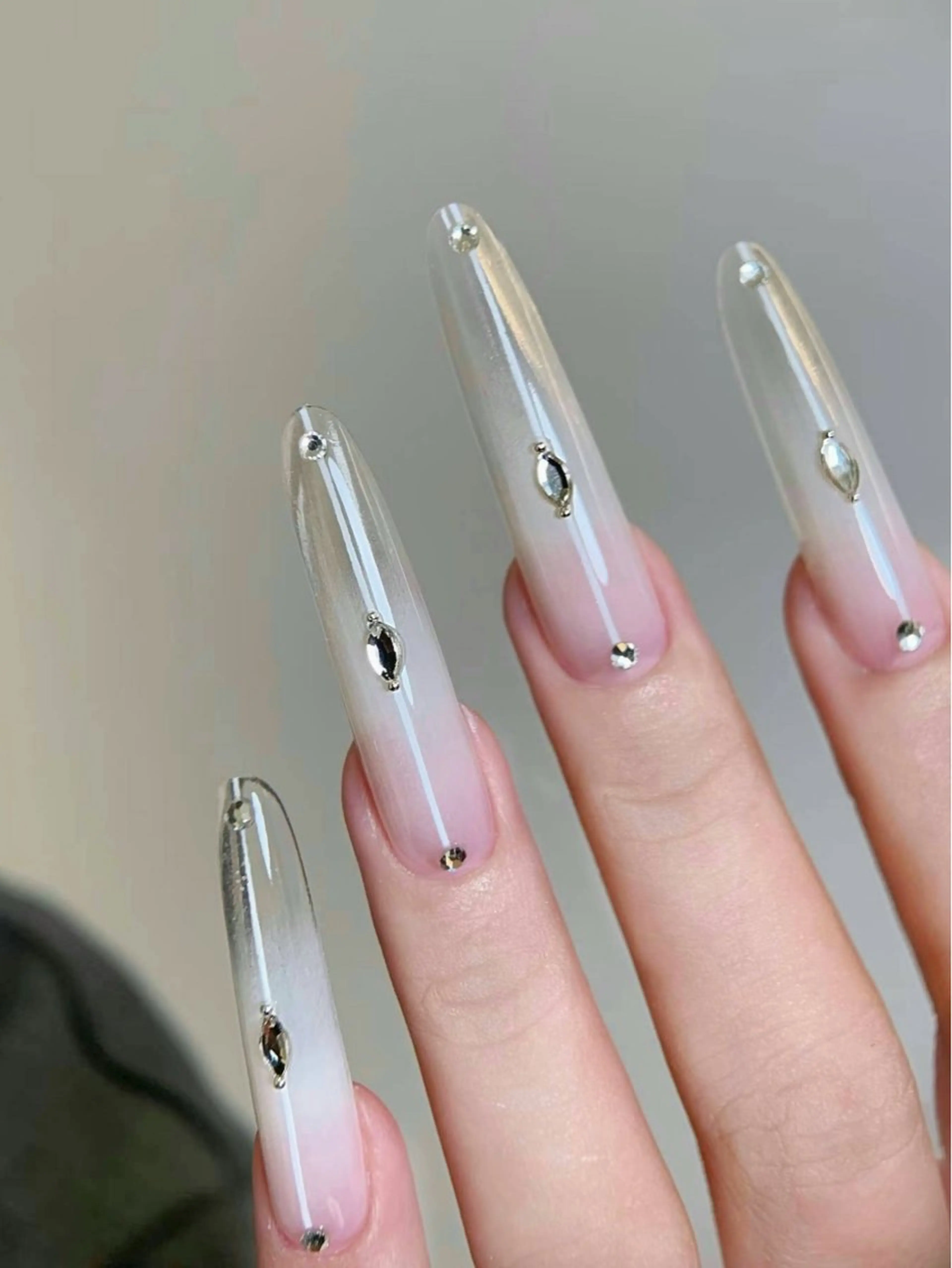 ネイル グラデーション シンプルネイル ストーンネイル ホワイト ハンドネイル ハンドケア DarkHoney 池袋店のネイルデザイン