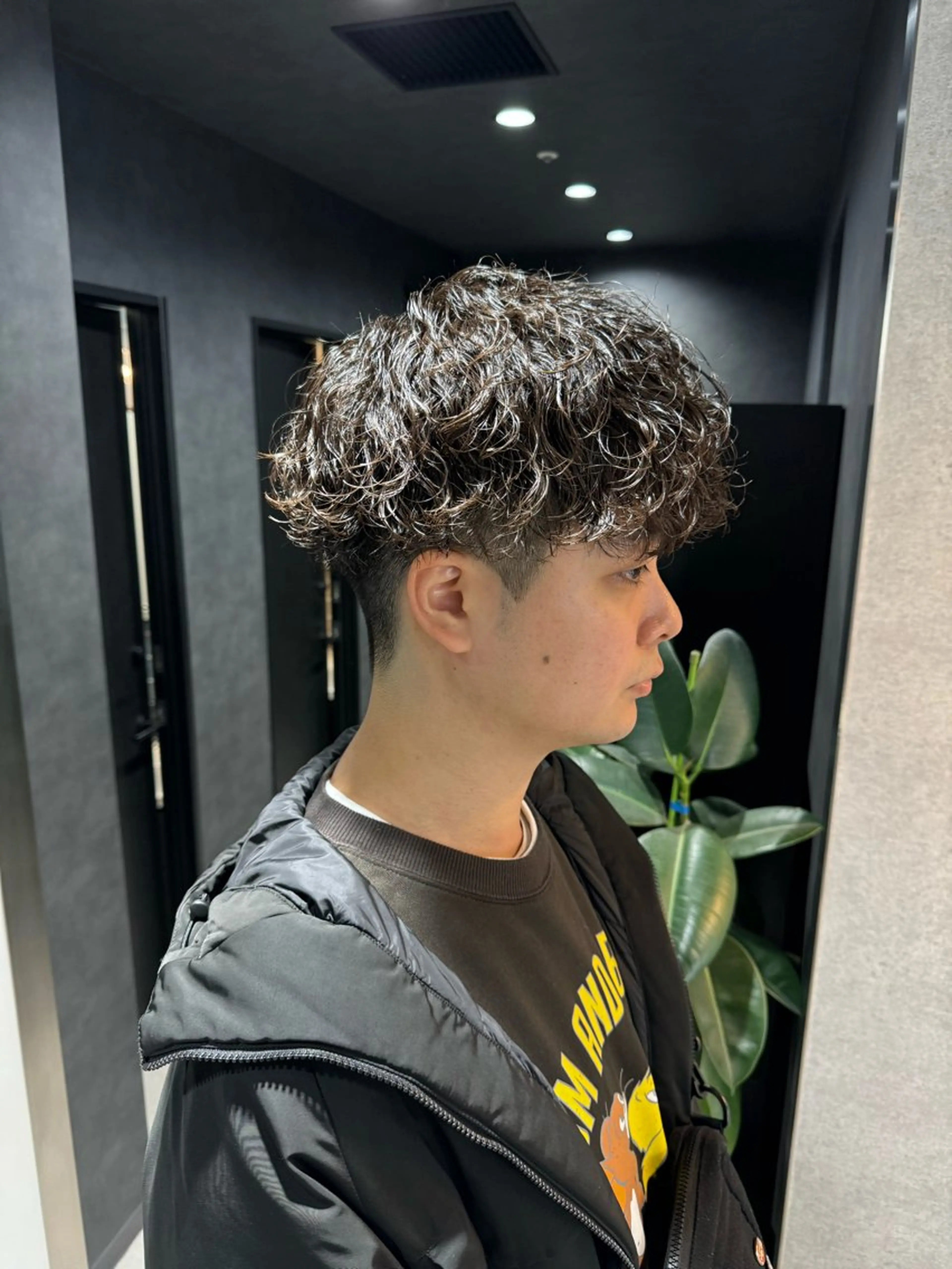 ショート カラー パーマ ヘアアレンジ メンズ メンズブリーチ センターパート メンズハイライト メンズハイトーン マッシュ カット パーマ トリートメント ヘッドスパ ヘアセット スパイキー/フェザー /波巻き/かいとのヘアスタイル