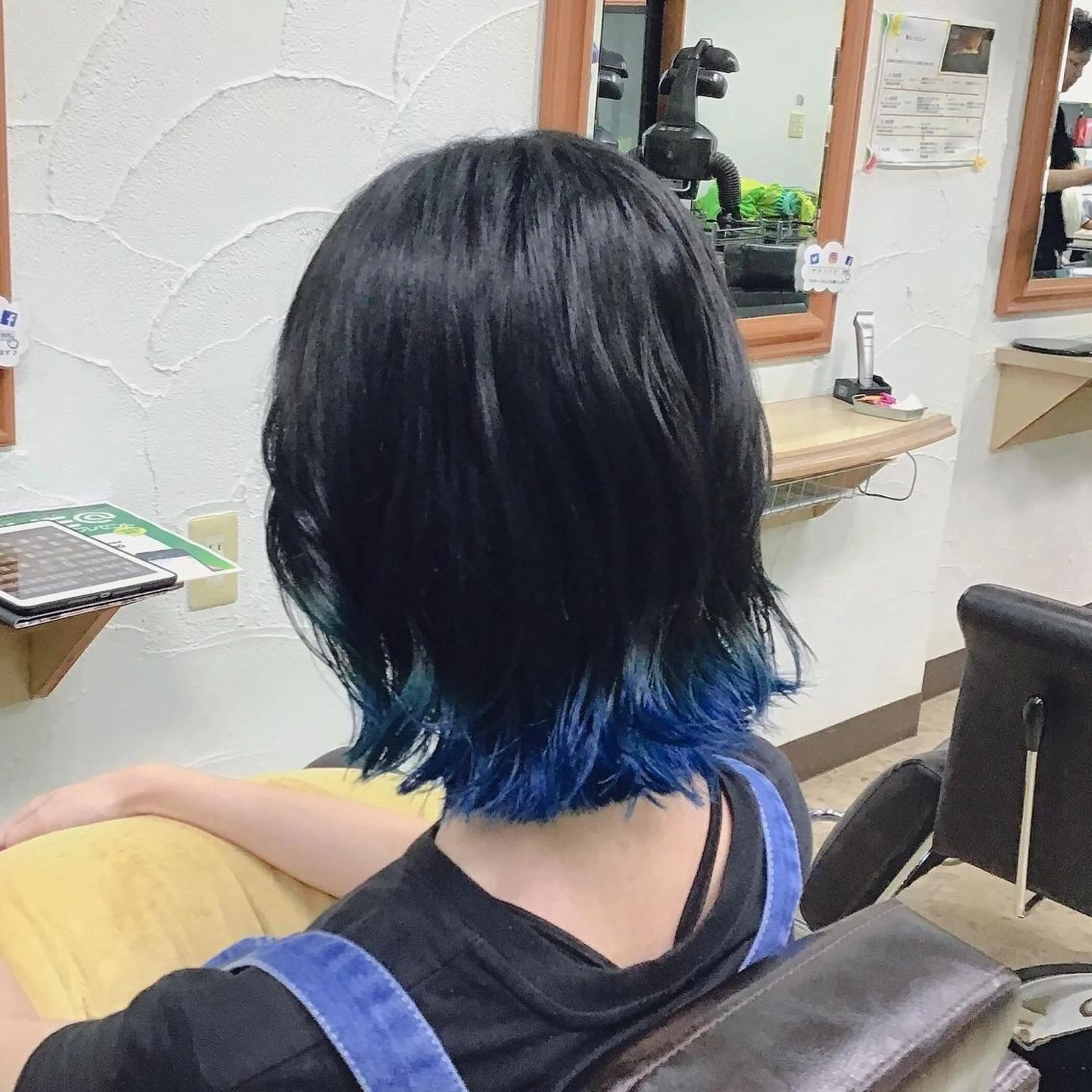 ショート カラー ブリーチ ブルーカラー 小松崎 咲楽のヘアスタイル