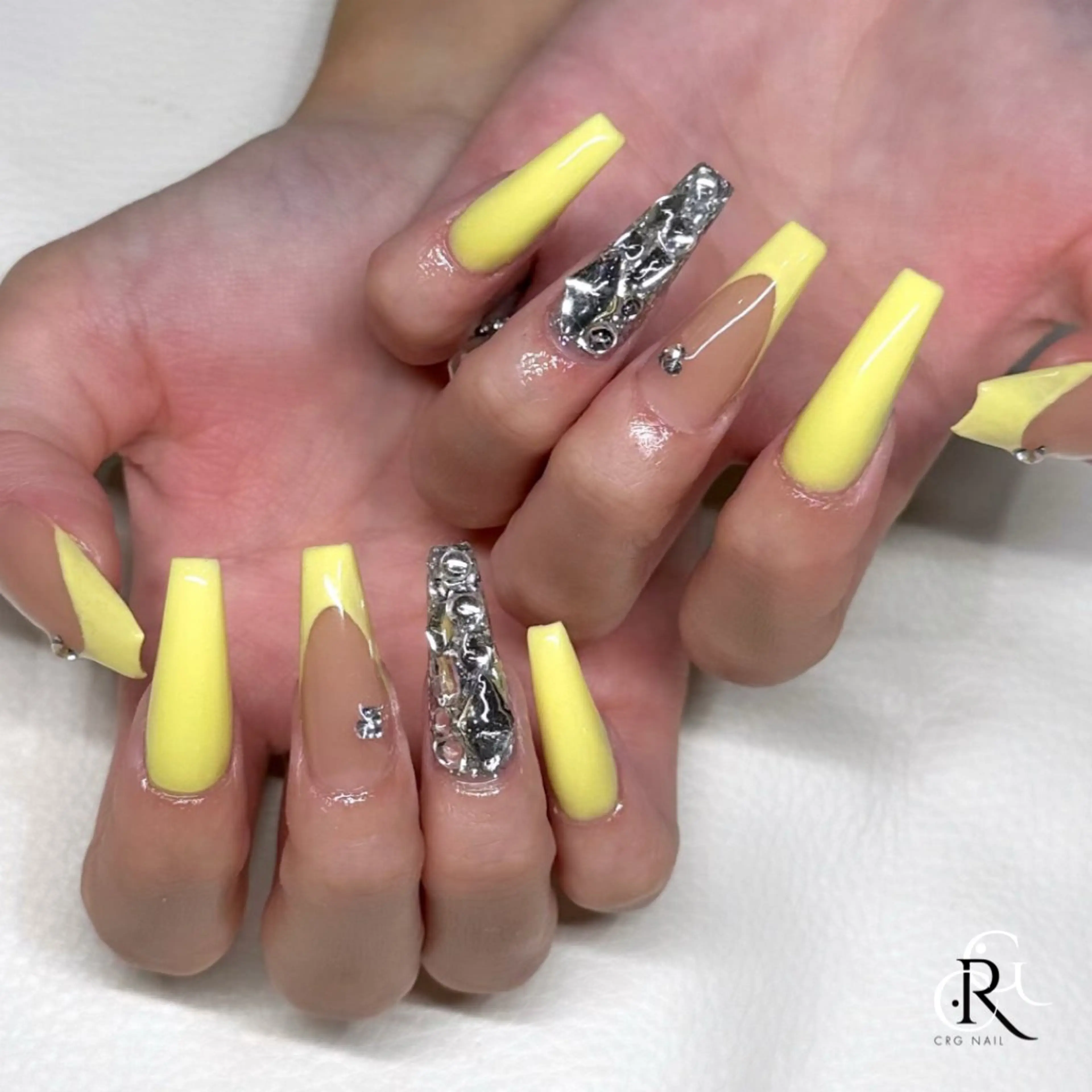 ネイル フレンチネイル 黄色 ハンドネイル 美フォルム✨ CRG RURIのネイルデザイン
