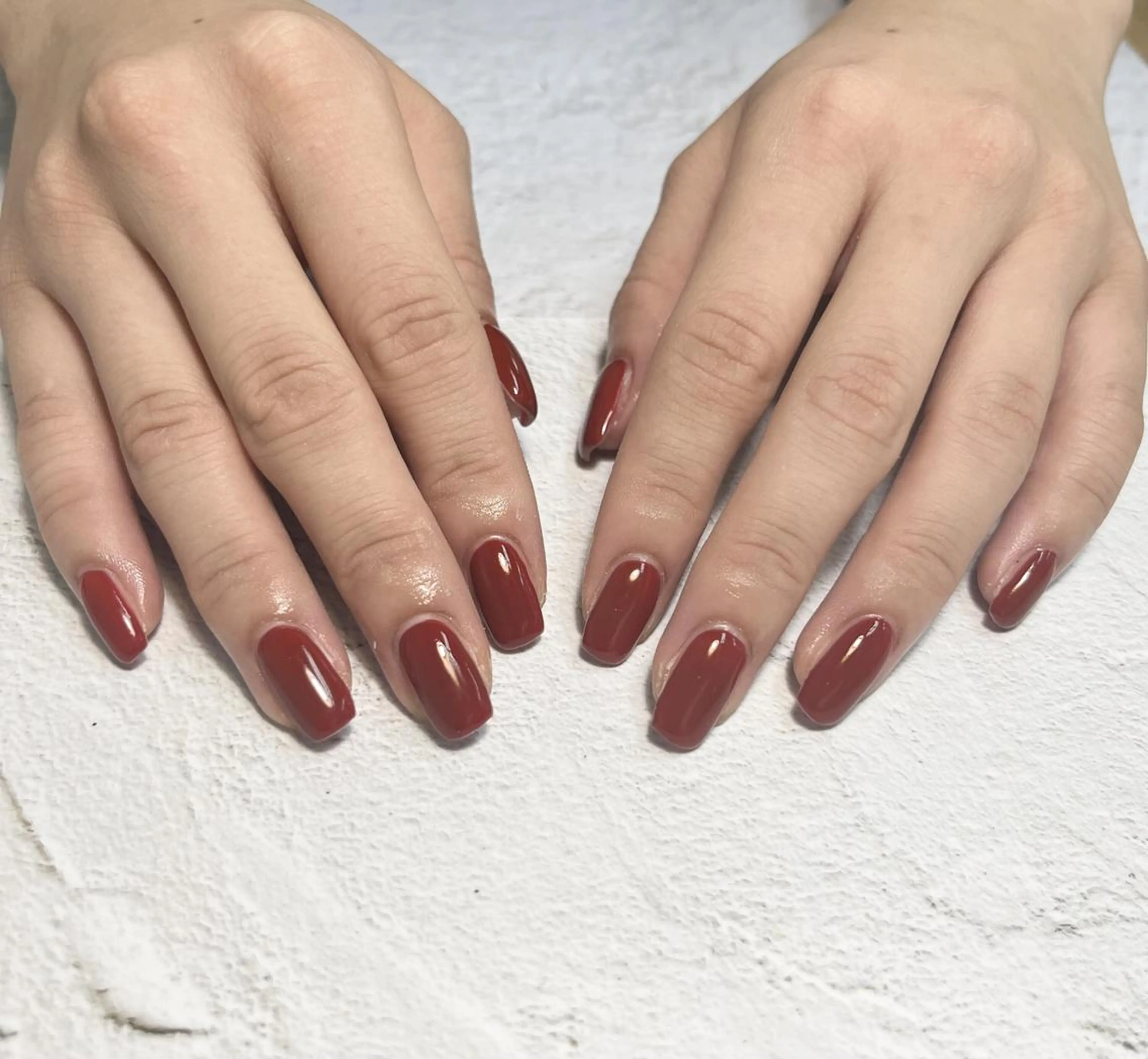 ネイル ワンカラーネイル 赤色 ハンドネイル 🩵atelier- 01 優奈🩵のネイルデザイン