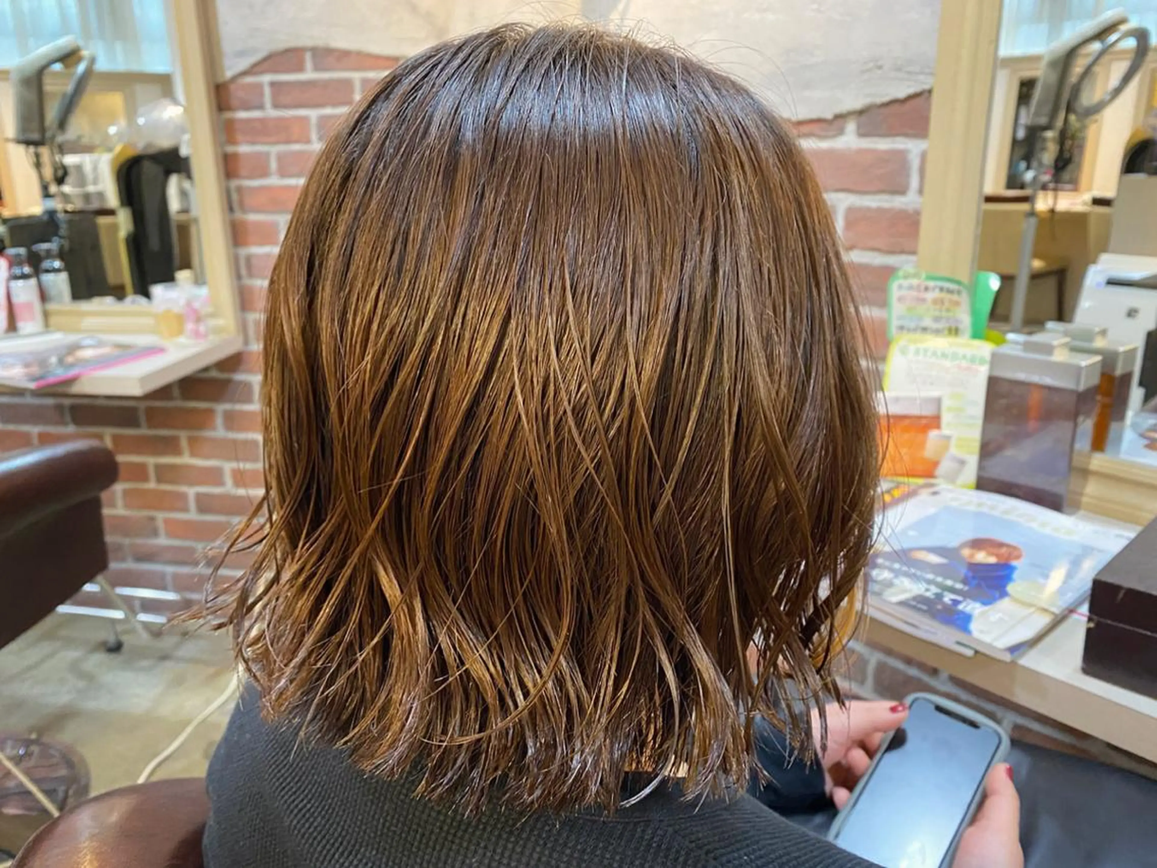 ミディアム カラー ボブ 外ハネヘア カット レイヤーカット/ 根本瑠実のヘアスタイル