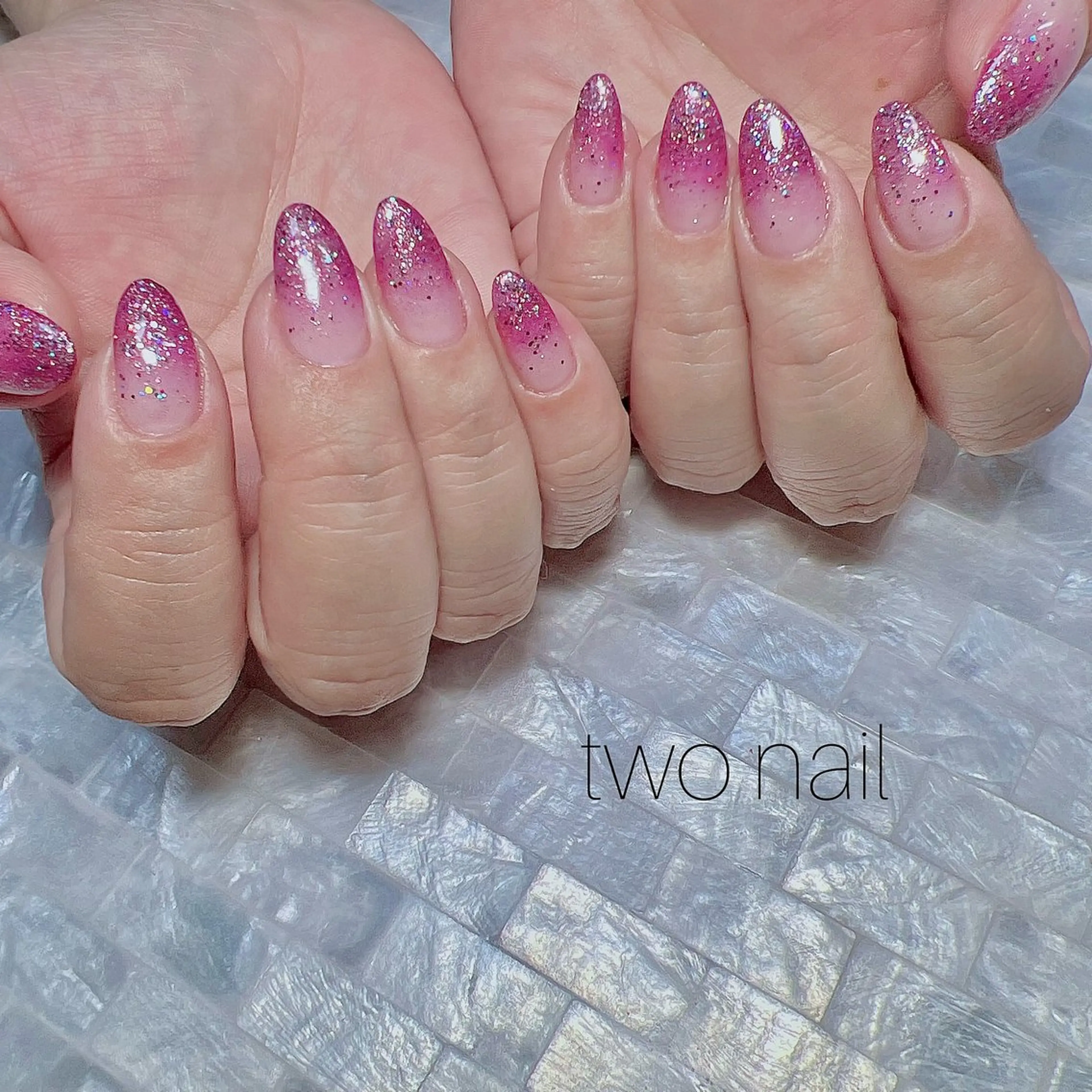 ネイル キラキラネイル ネイルチップ ホワイト ハンドネイル two nailのネイルデザイン