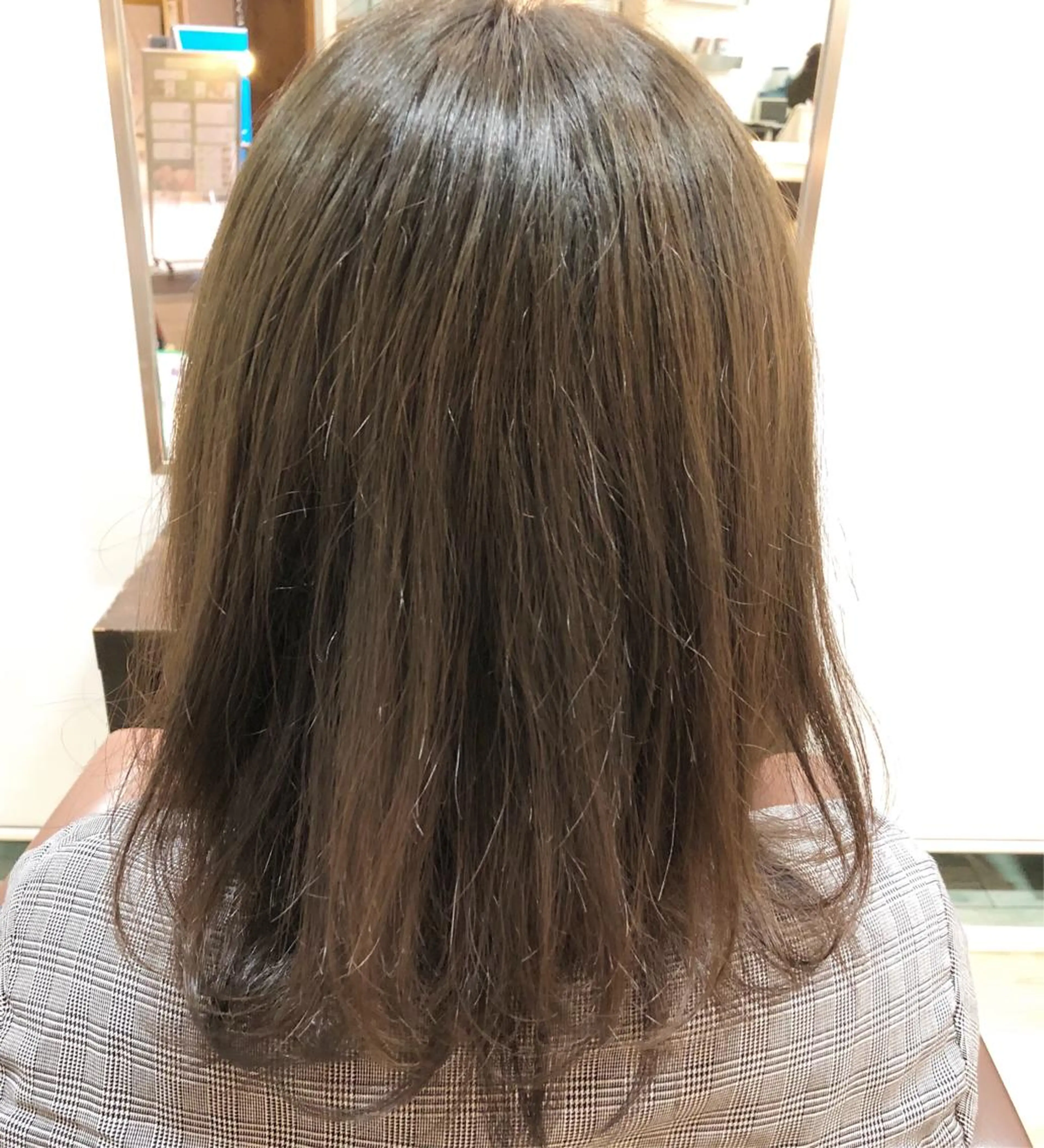 セミロング カラー アッシュ オリーブアッシュ 小宮 真理奈のヘアスタイル