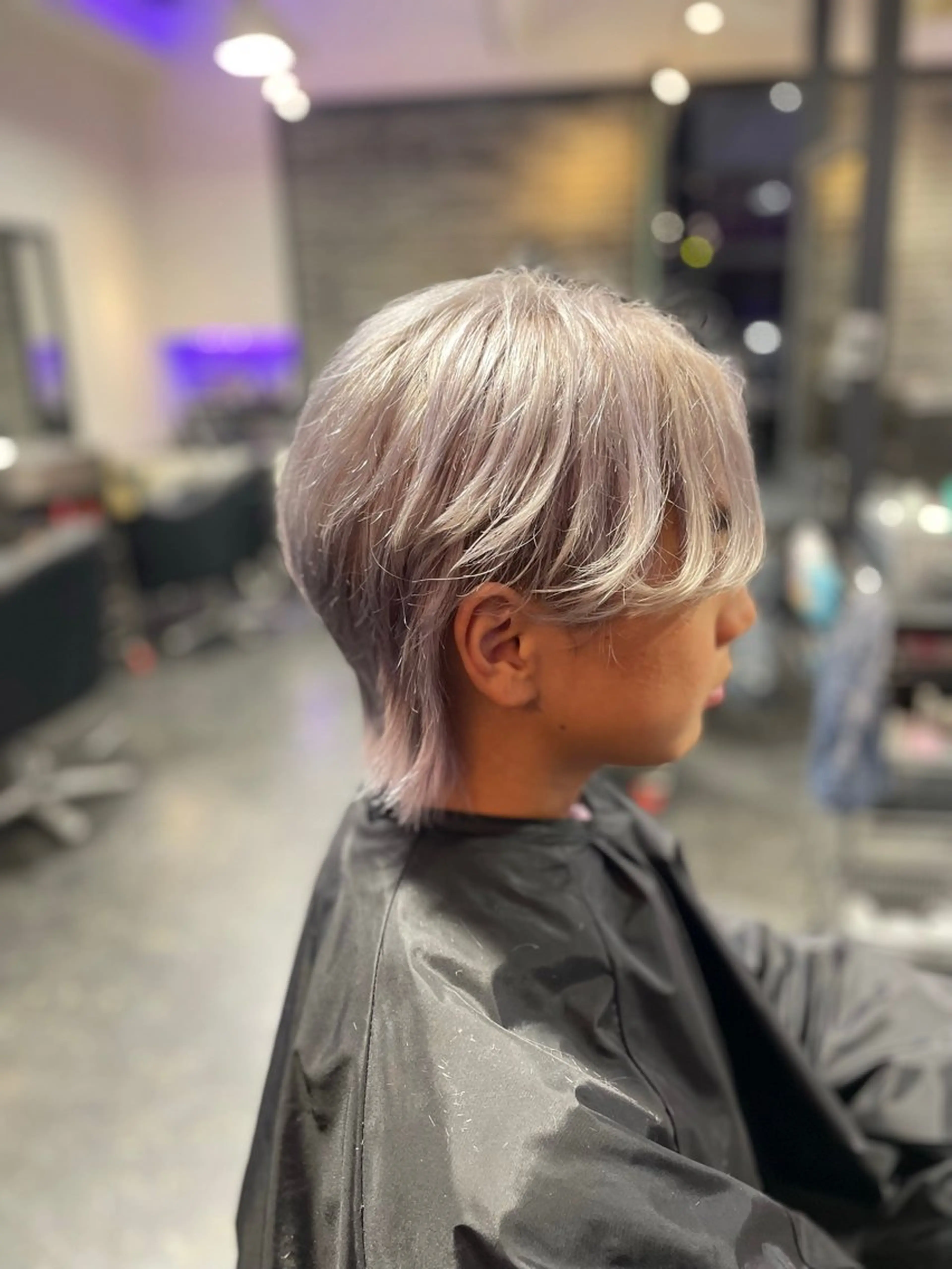 ミディアム カラー メンズ メンズブリーチ ブリーチ シルバー ホワイトシルバー カット ヘアカラー 平井 海冬のヘアスタイル