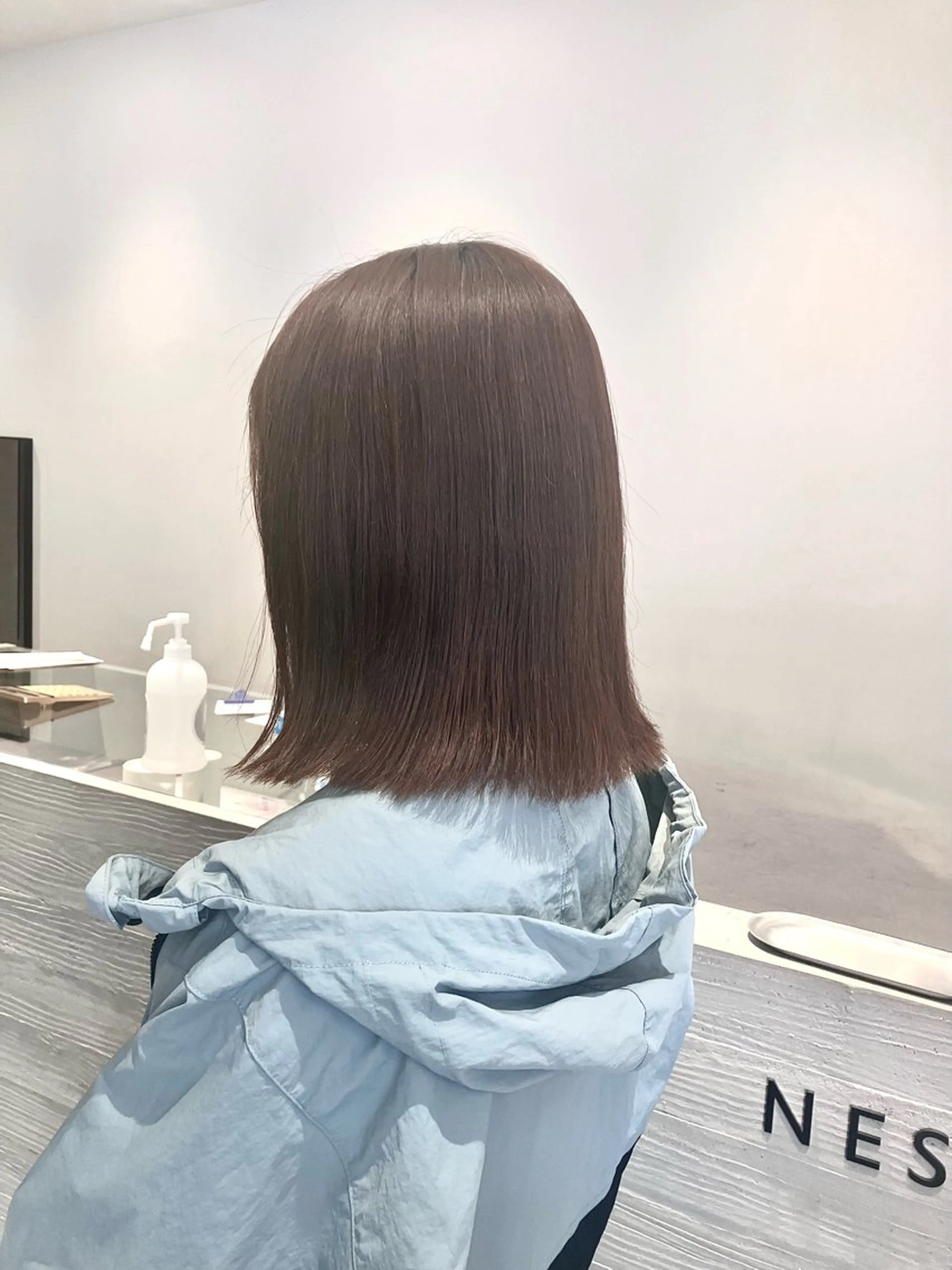 ミディアム 外ハネヘア サキ🤍ハイトーン 🩰くびれ巻きヘアのヘアスタイル