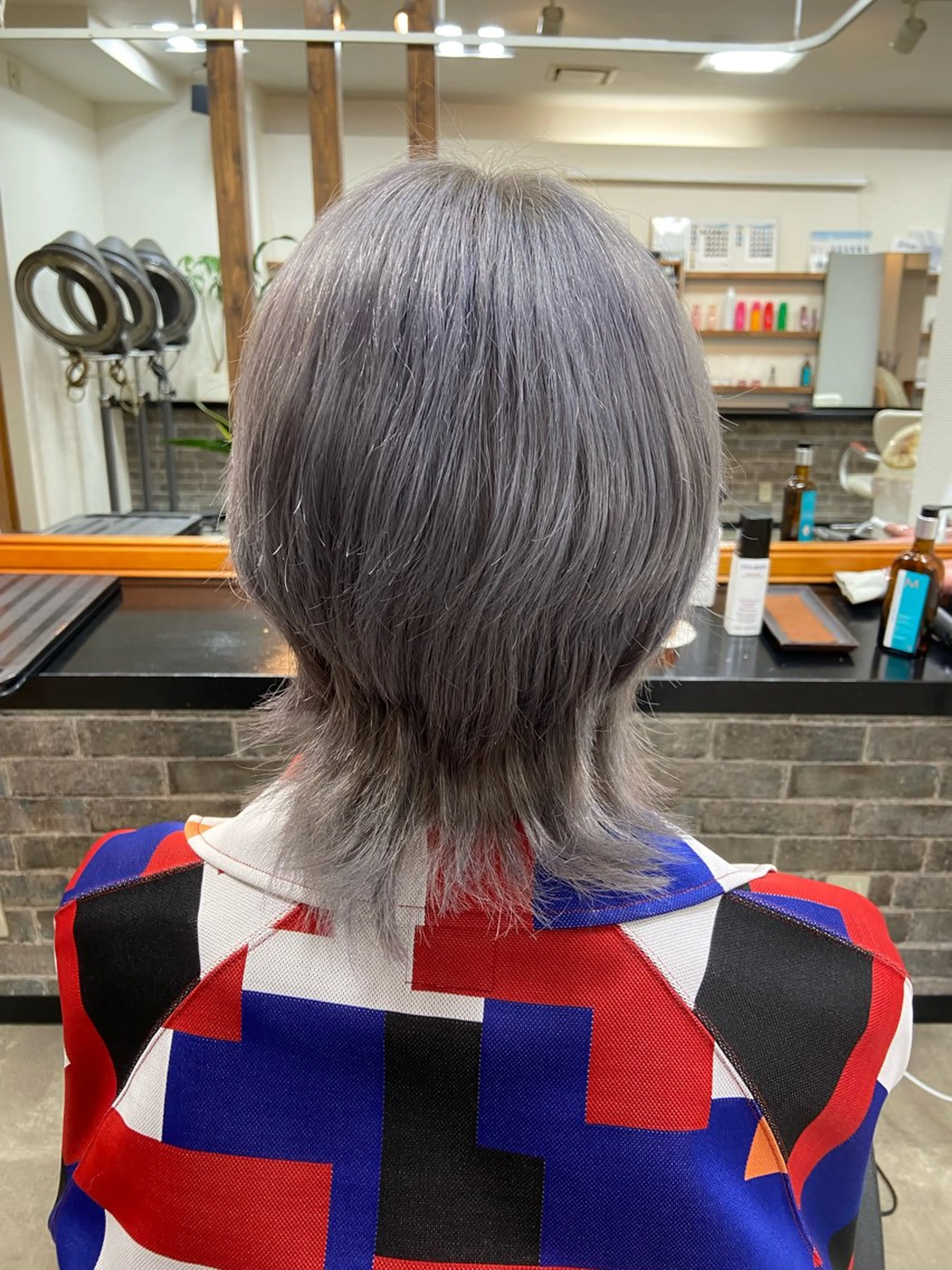 ミディアム カラー ブリーチ シルバー ヘアカラー トリートメント イツキ🌕デザインカ ラー🥨髪質改善🫧のヘアスタイル