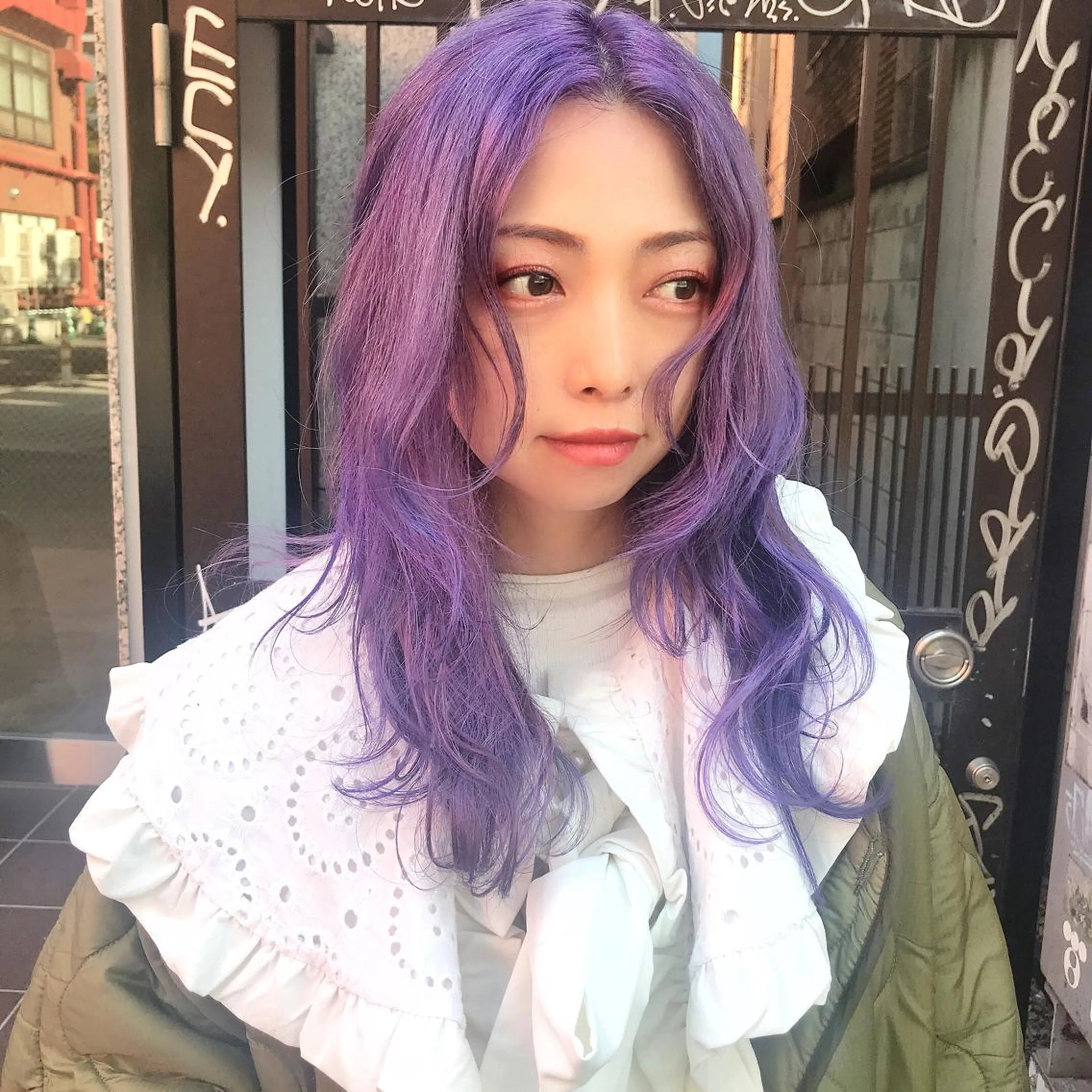 セミロング カラー パープルカラー 顔まわりレイヤー レイヤーカット ヘアカラー ホワイト&レイヤーカ ットエクステ長畠俊輔のヘアスタイル