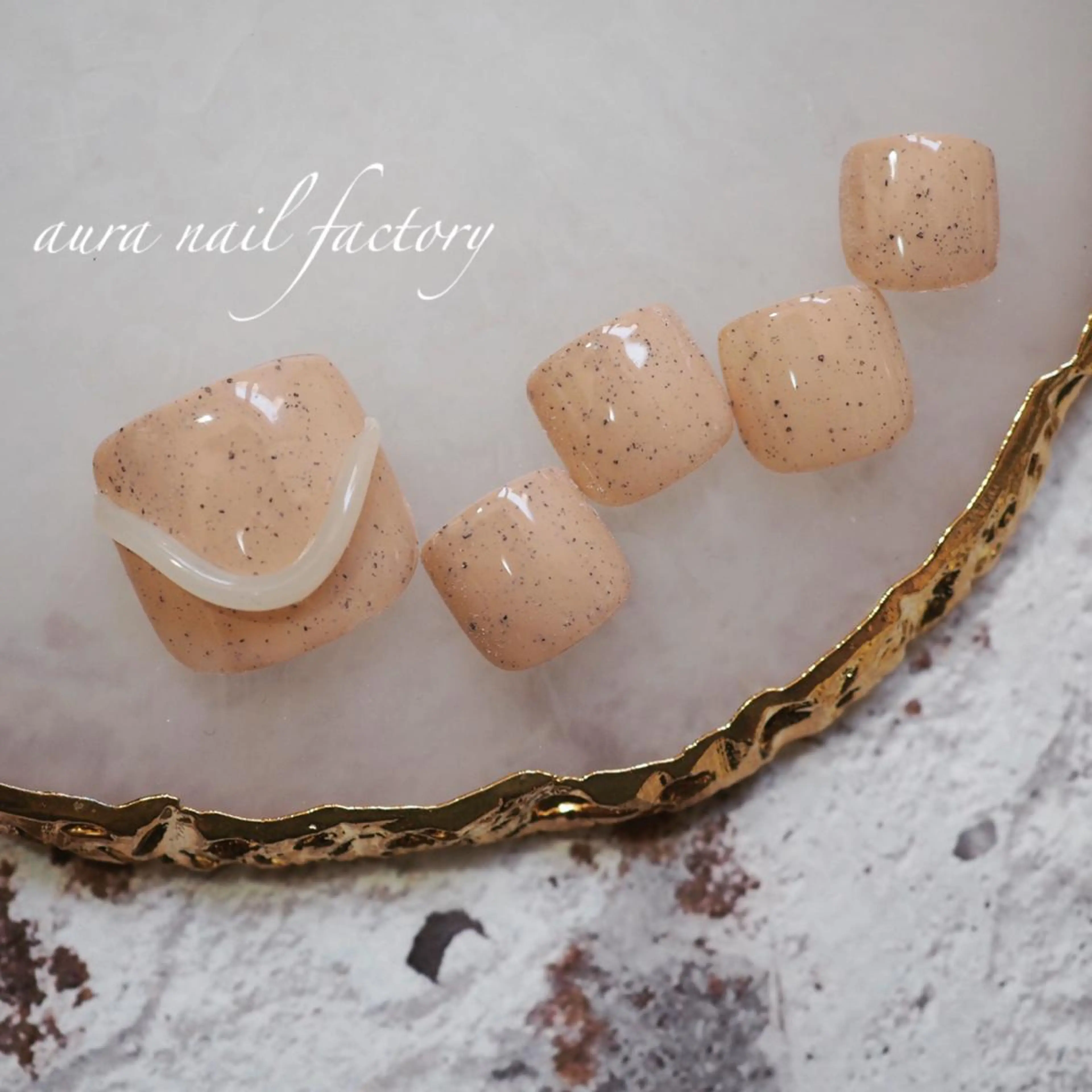 ショート カラー ネイル フットネイル ニュアンスネイル 赤色 シンプルネイル 赤羽 aura 深爪を断らない✨のネイルデザイン