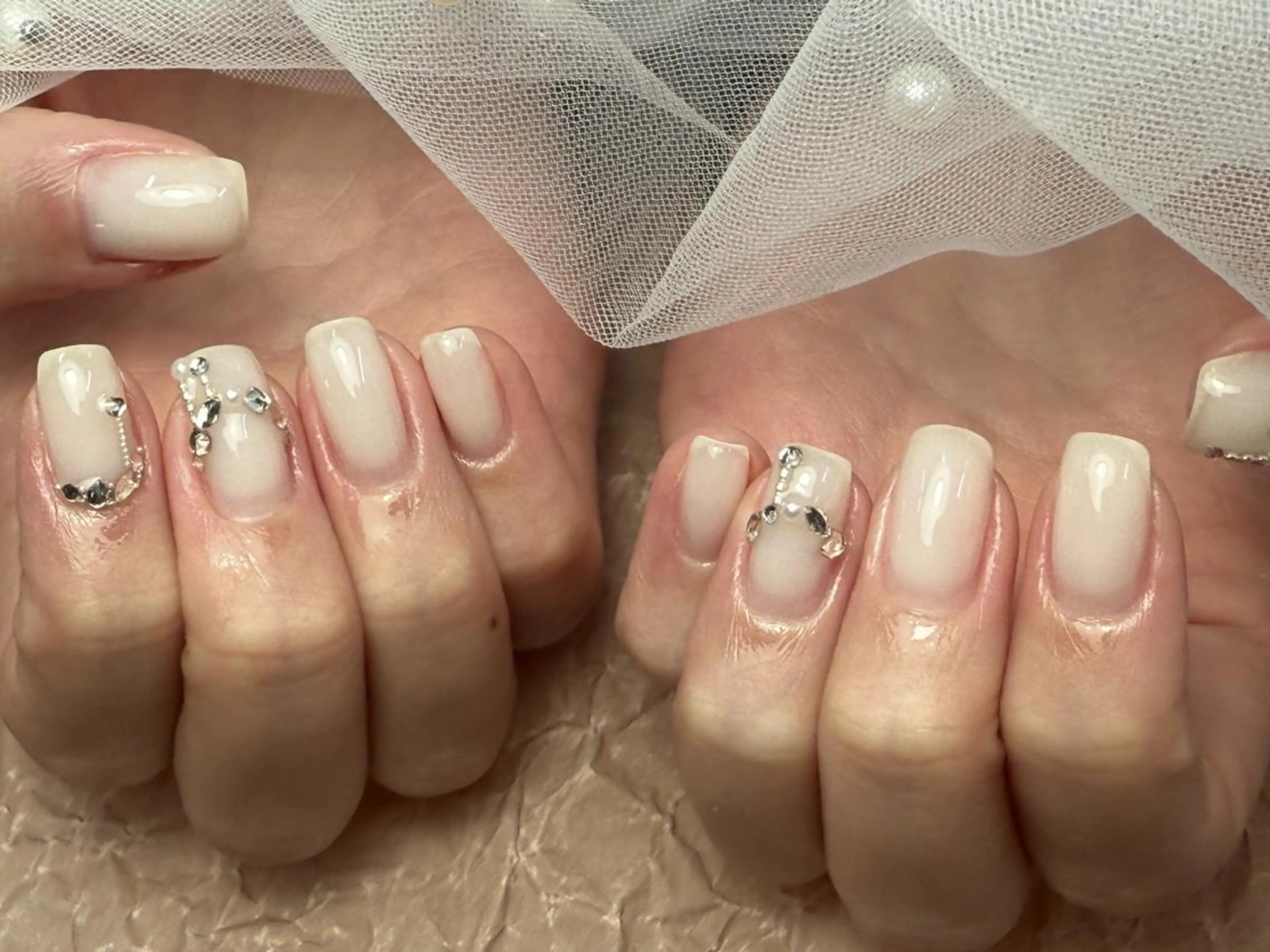 ネイル アートネイル シンプルネイル ストーンネイル ホワイト ハンドネイル ToliyDeliy Nail Salonのネイルデザイン