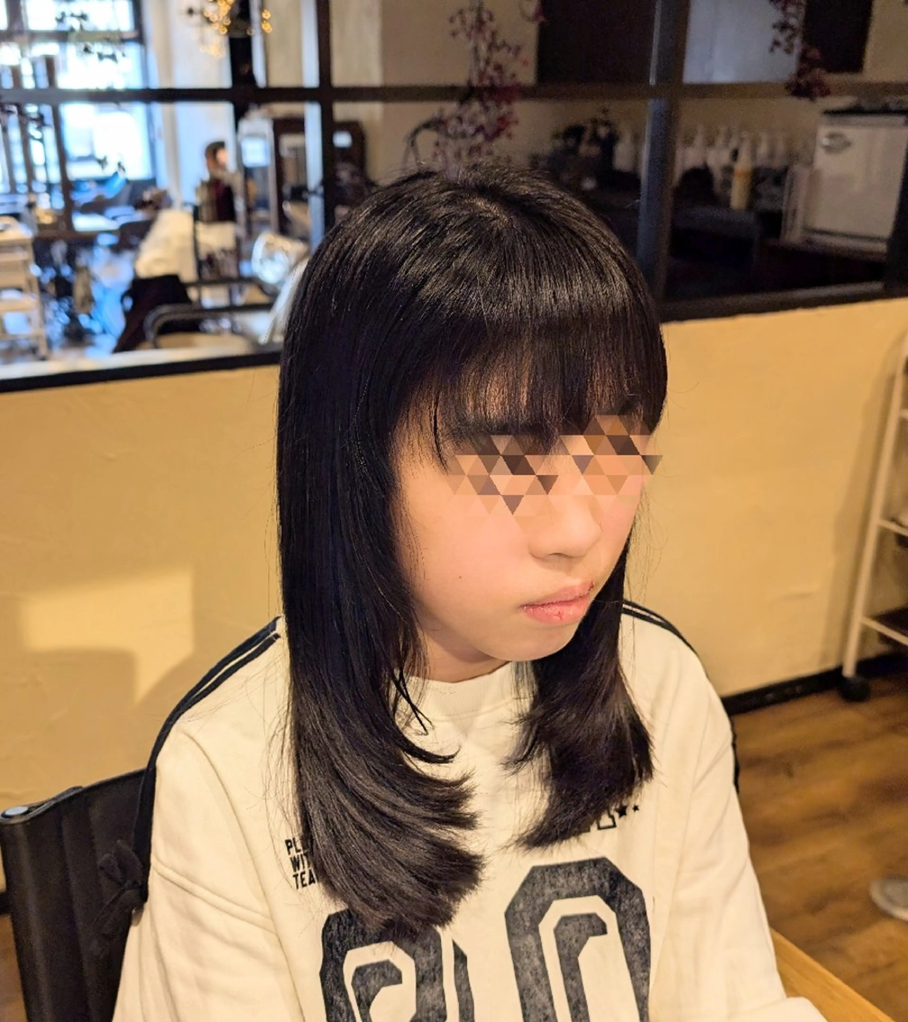 セミロング カット 吉田 彩のヘアスタイル