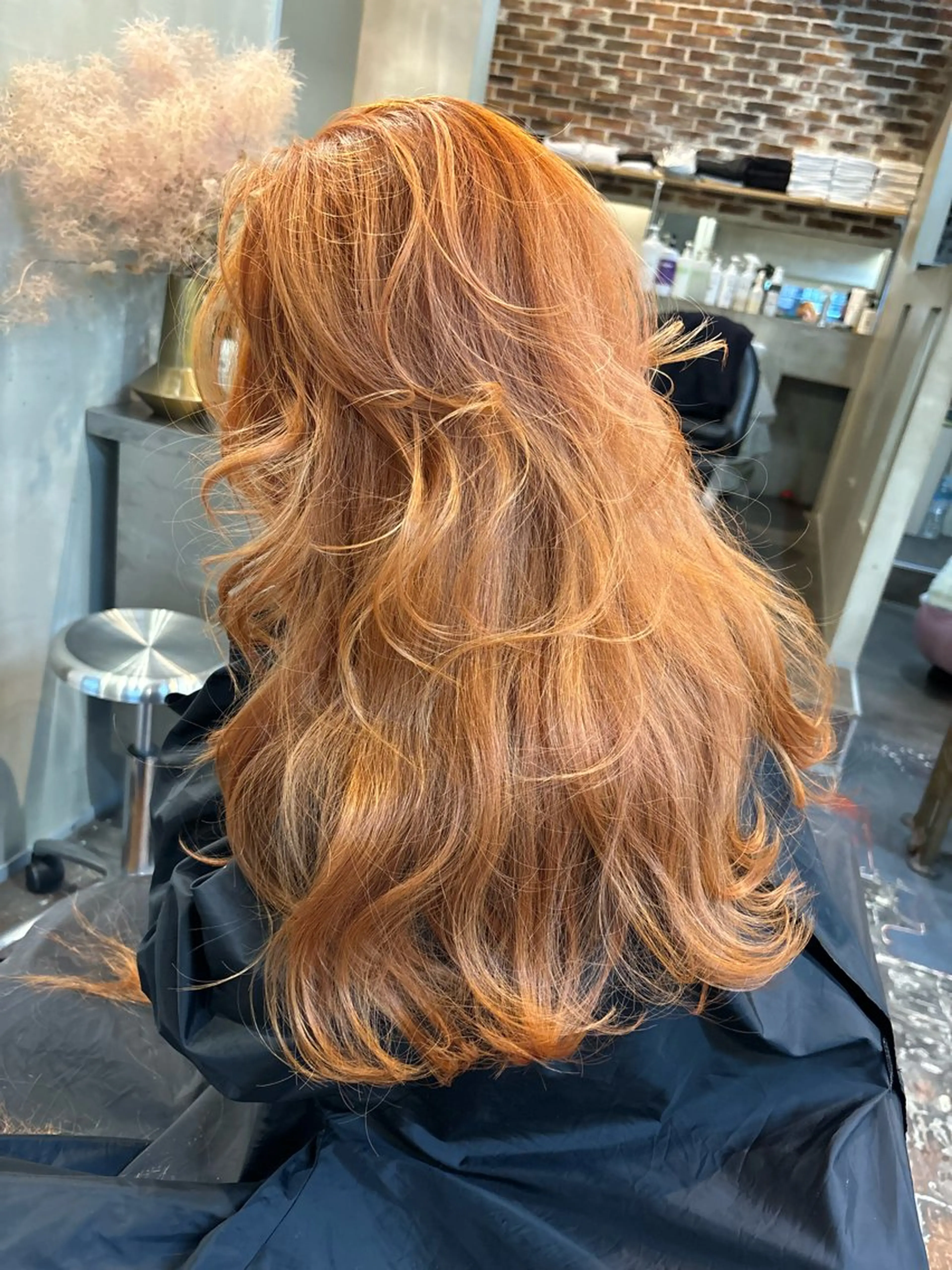 ロング カラー 艶ブリーチカラー 美髪ストレートのヘアスタイル