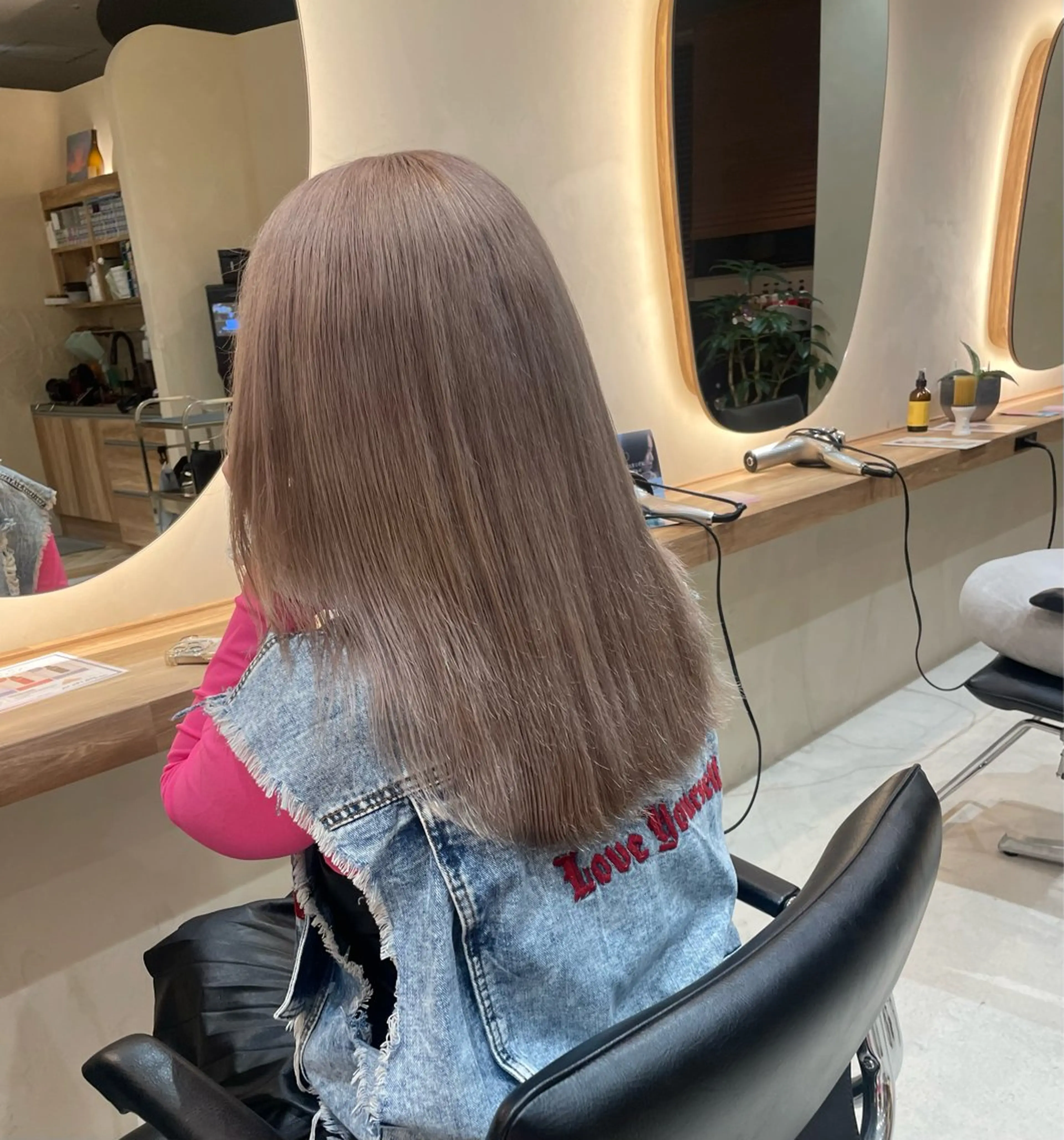 セミロング カラー Hug👩🏼‍🦱 ハイトーンボブのヘアスタイル