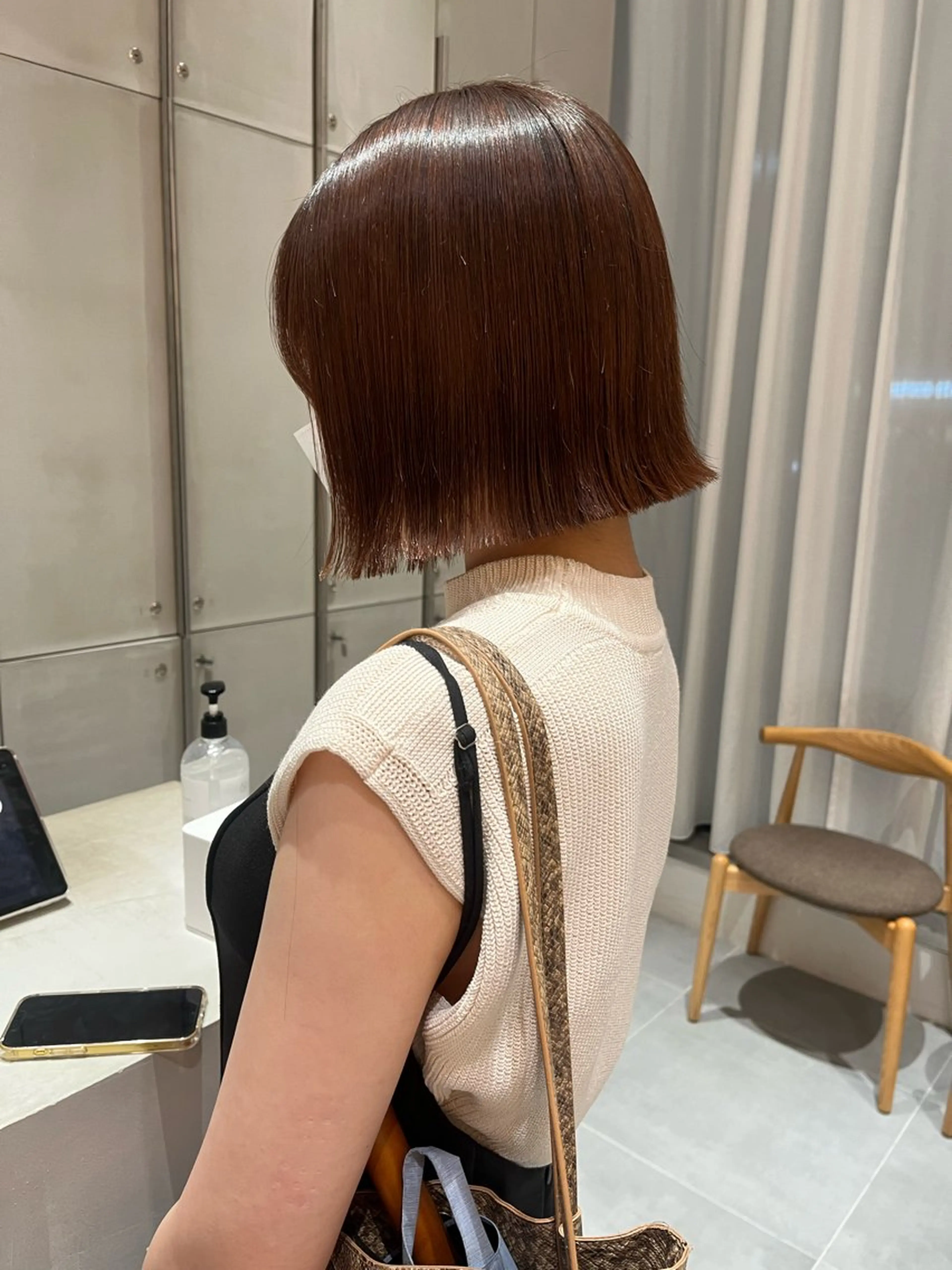 ショート カラー ミオ💎ショート 透ける暗髪のヘアスタイル