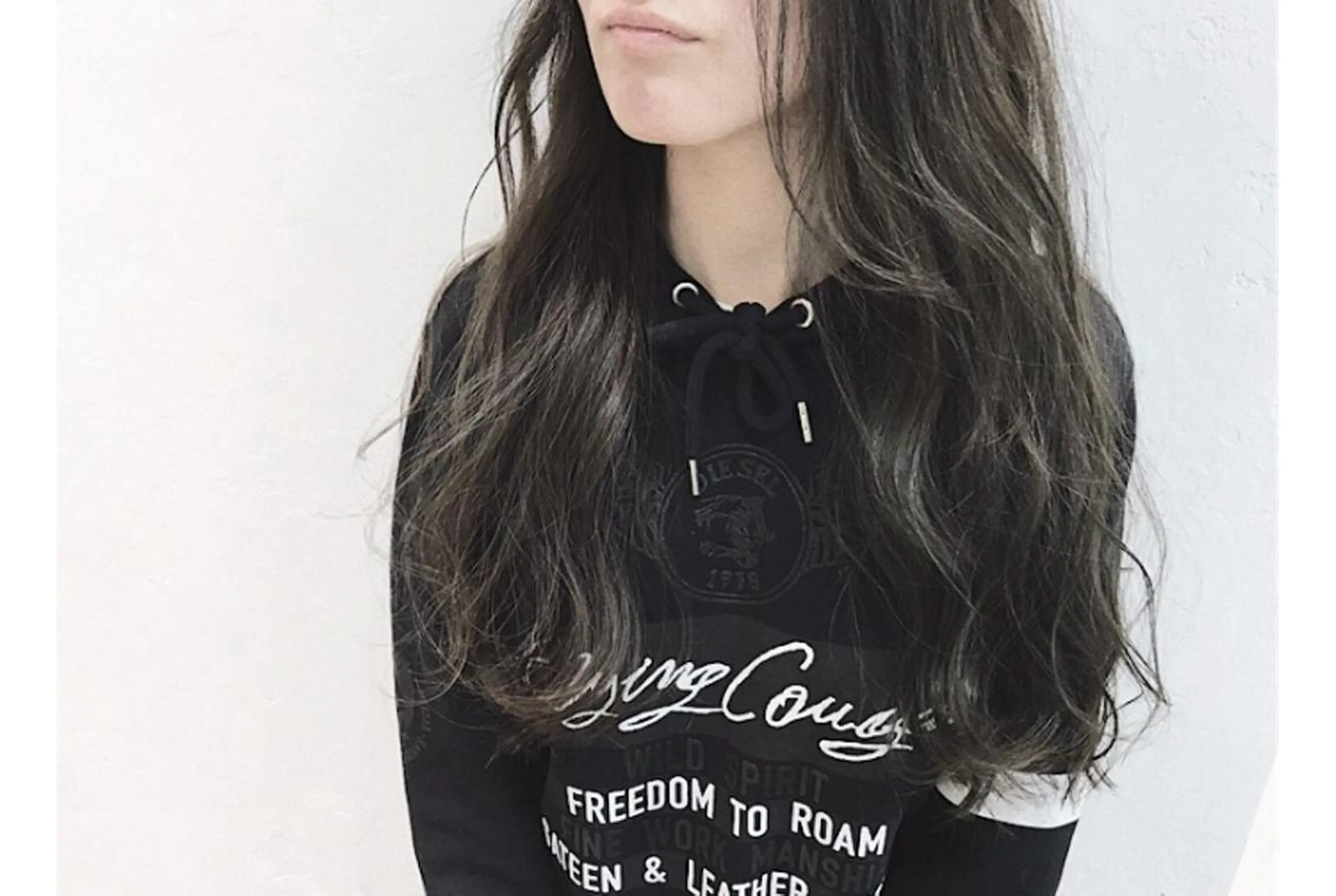 セミロング アッシュ アッシュグレー ヘアカラー 鈴木 翔梧のヘアスタイル