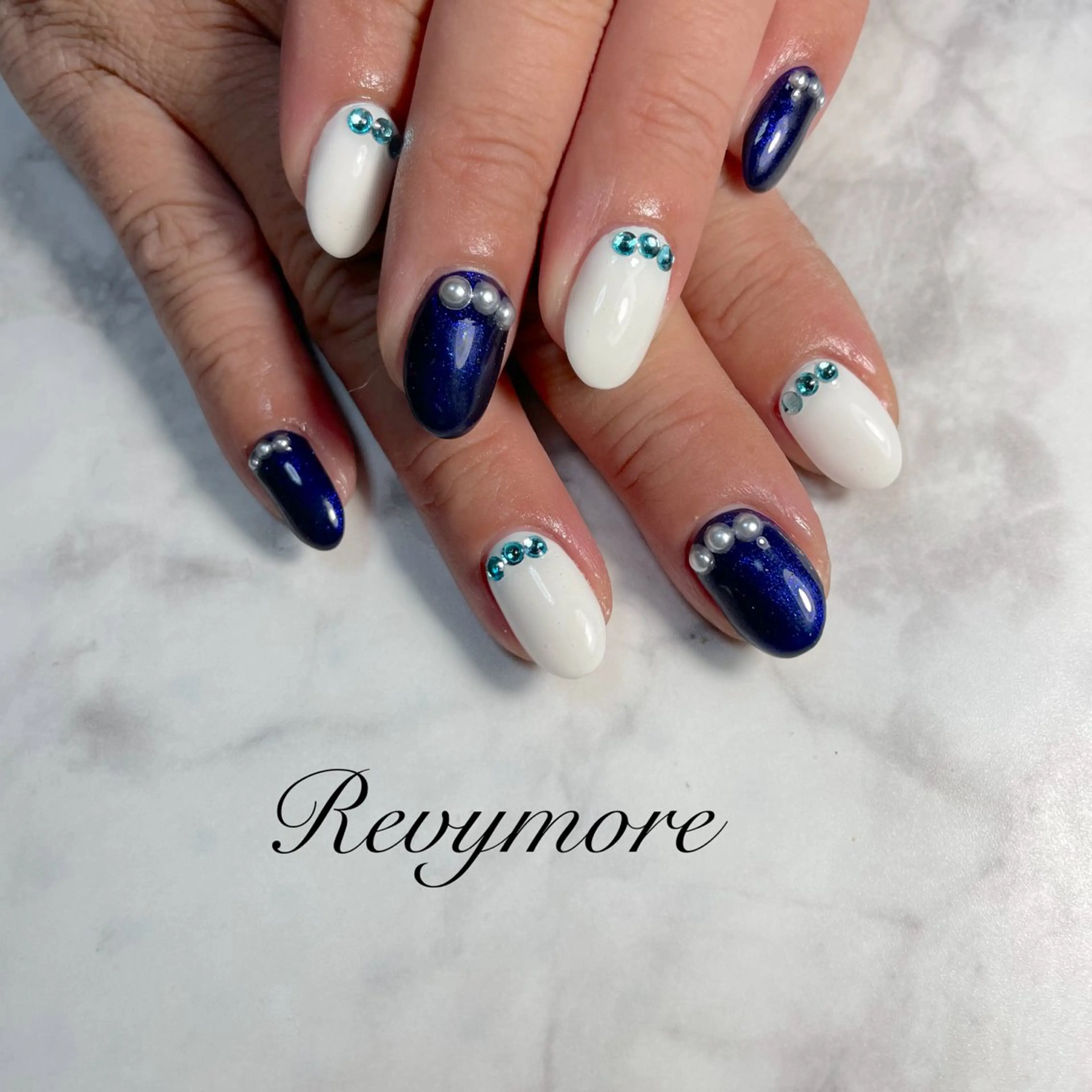 ネイル ジェルネイル キラキラネイル 韓国ネイル ネイビー ニュアンスネイル nail salon Revymoreのネイルデザイン
