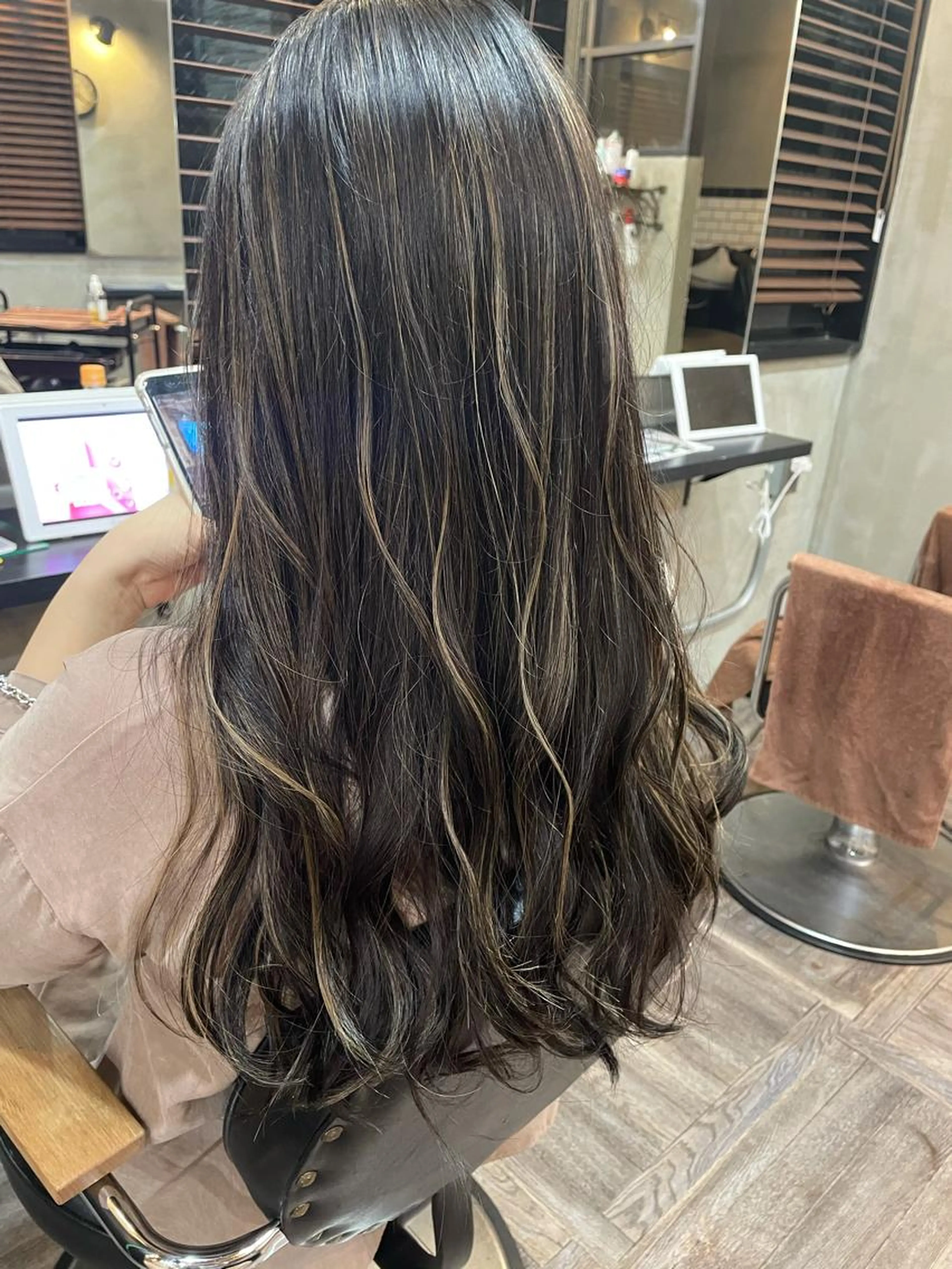 カット+ハイライト（ブリーチ）+カラー+ベーストリートメントの写真