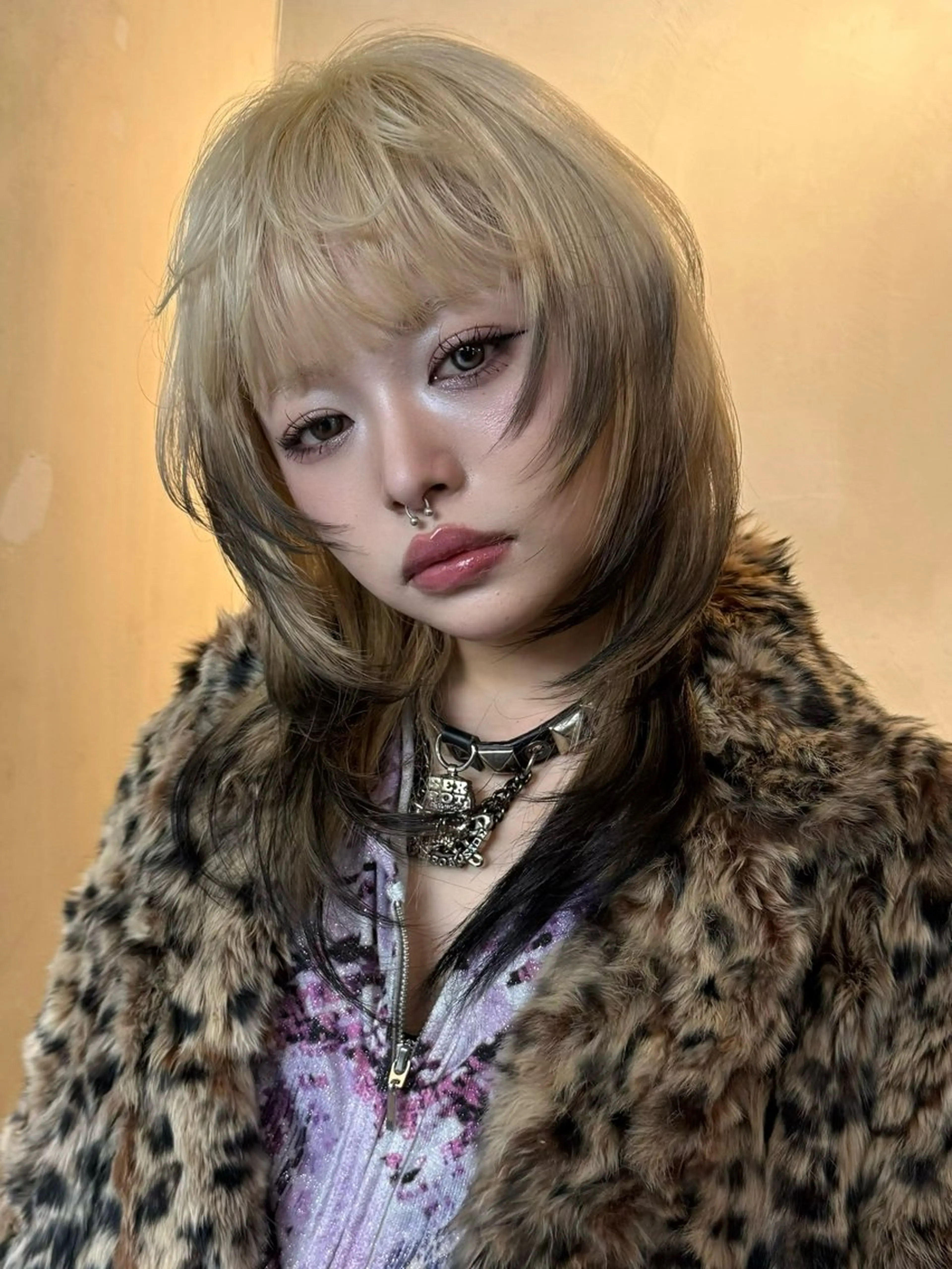 セミロング カラー イツク ⚡️ ルーツ/ハイトーンのヘアスタイル